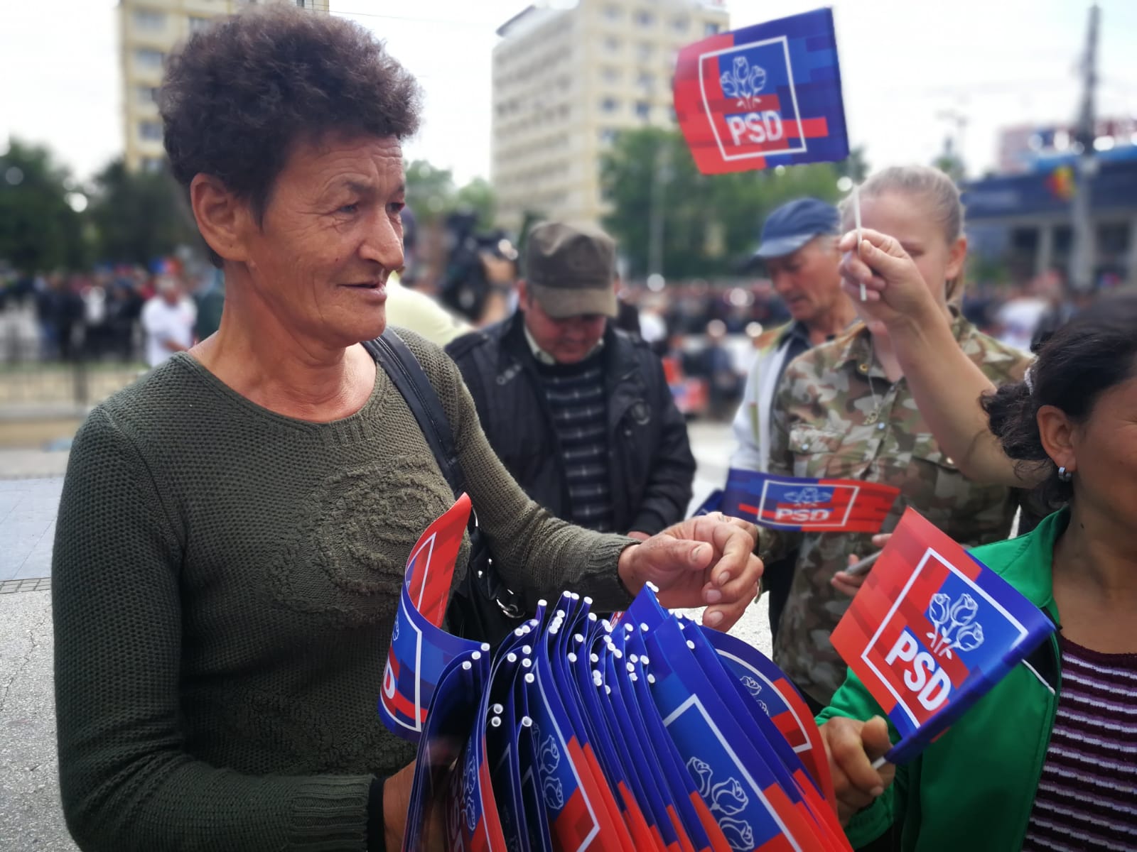 FOTO&VIDEO | Miting de amploare al PSD la Iași. Liviu Dragnea, aclamat și huiduit în Piața Unirii
