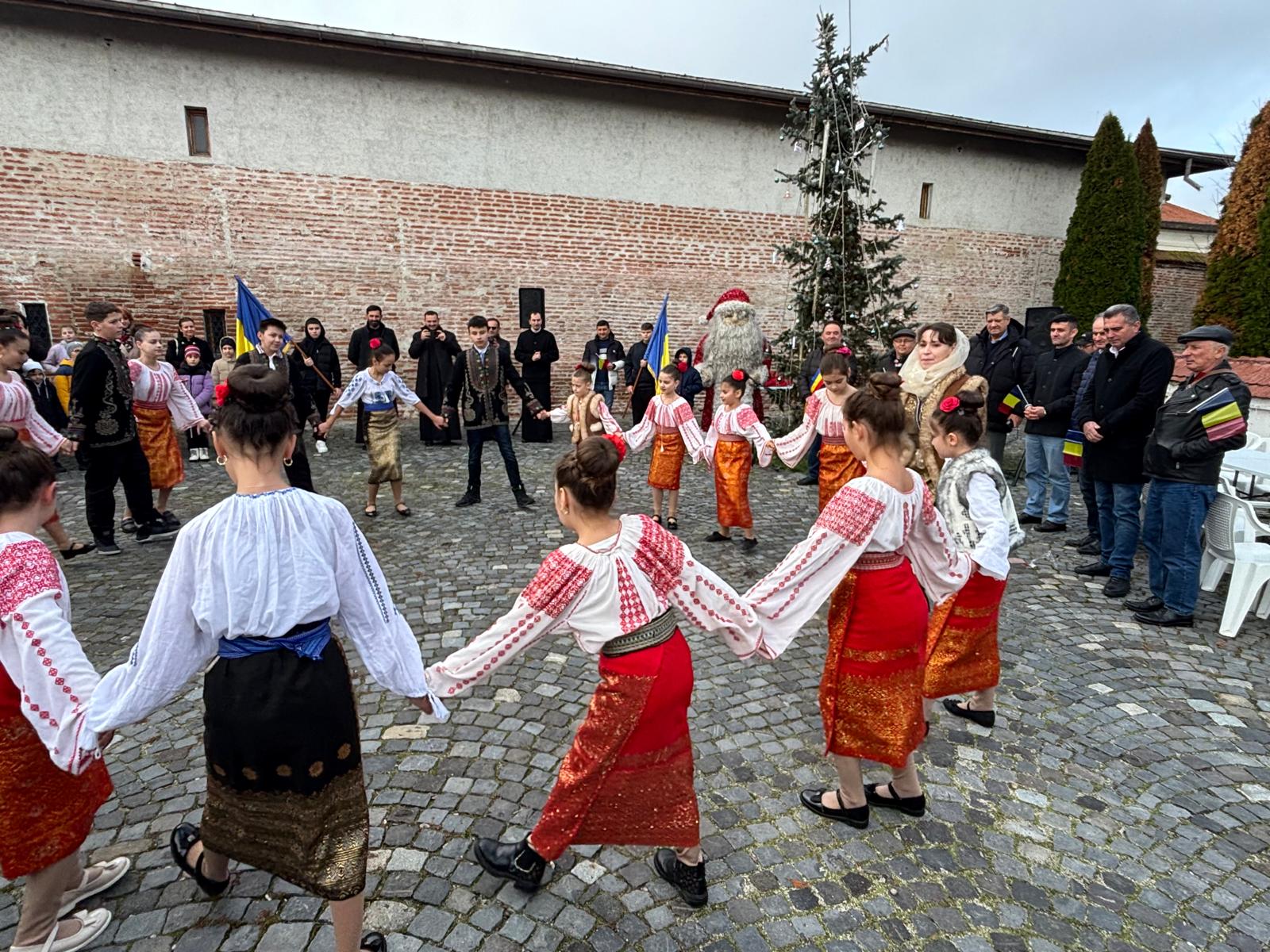 De Ziua Națională, la Potlogi, Dâmbovița, copiii au dat fasolea cu ciolan pe hotdog. „Nu vă luați după venetici”
