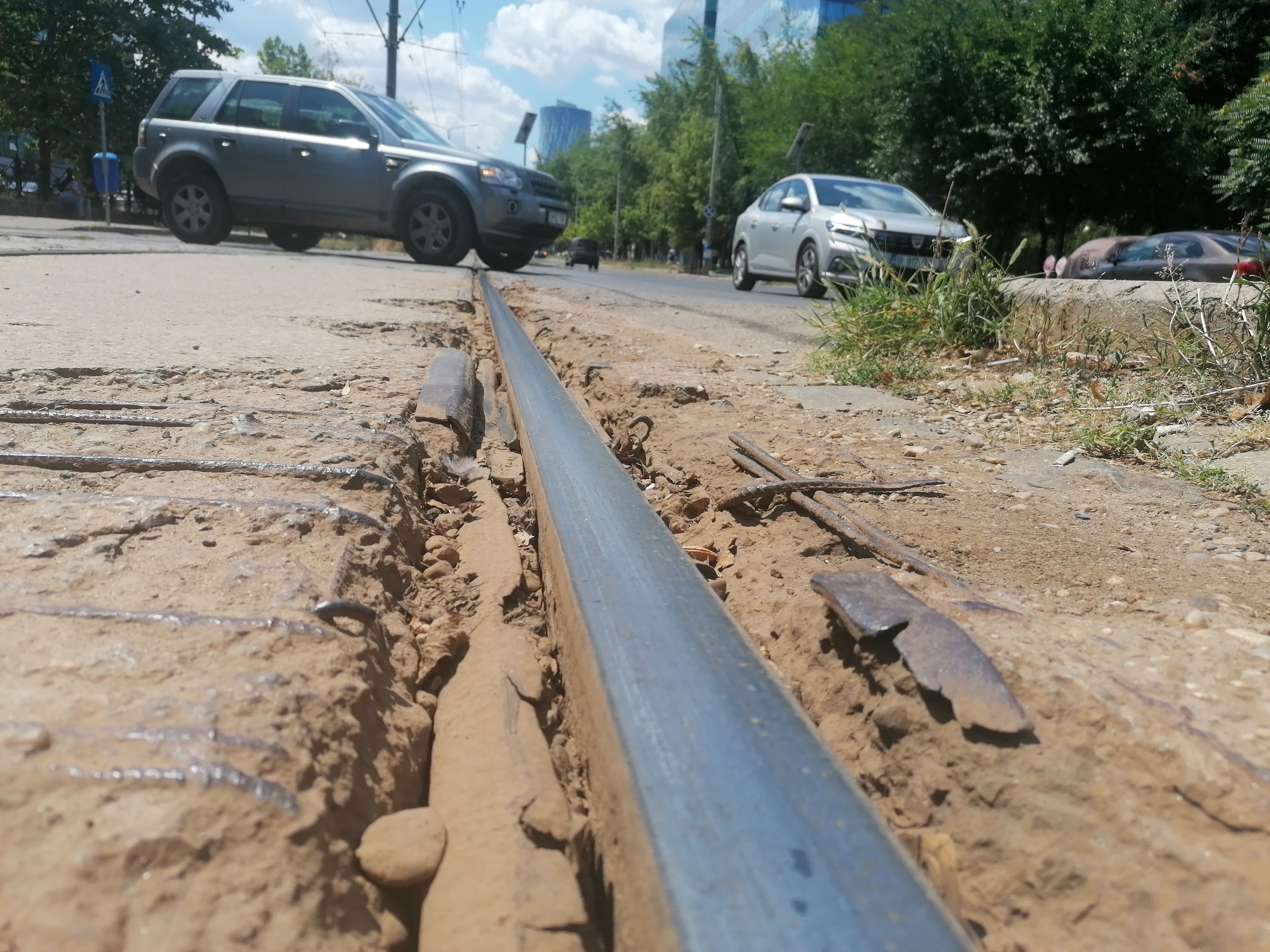 Gropi, șine rupte și segmente lipsă. Imagini cu liniile de tramvai care îi înspăimântă pe bucureștenii care vin la muncă în Pipera: „Mai bine cobor cu două stații înainte”
