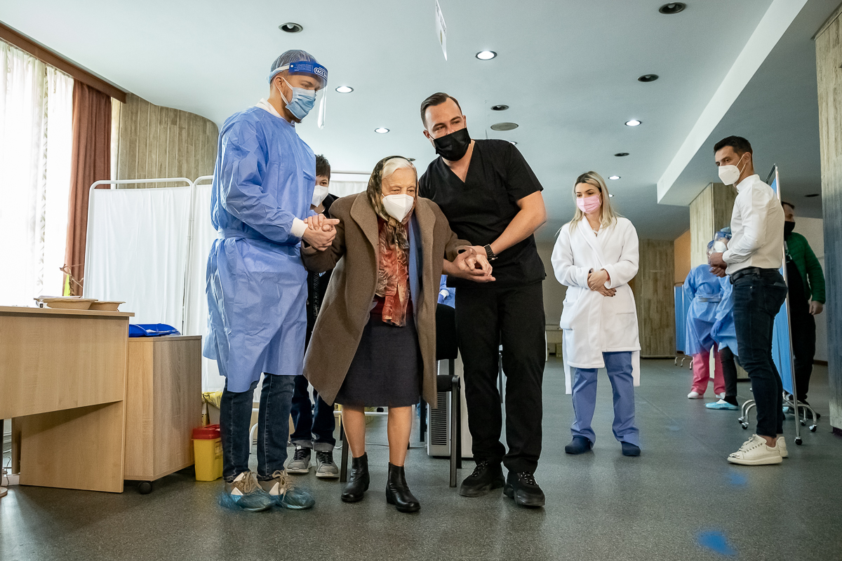 Cu strănepotul alături, cea mai în vârstă bucureșteancă s-a vaccinat anti-COVID, la 104 ani: „Pentru el am făcut-o, vreau să-l văd mare”