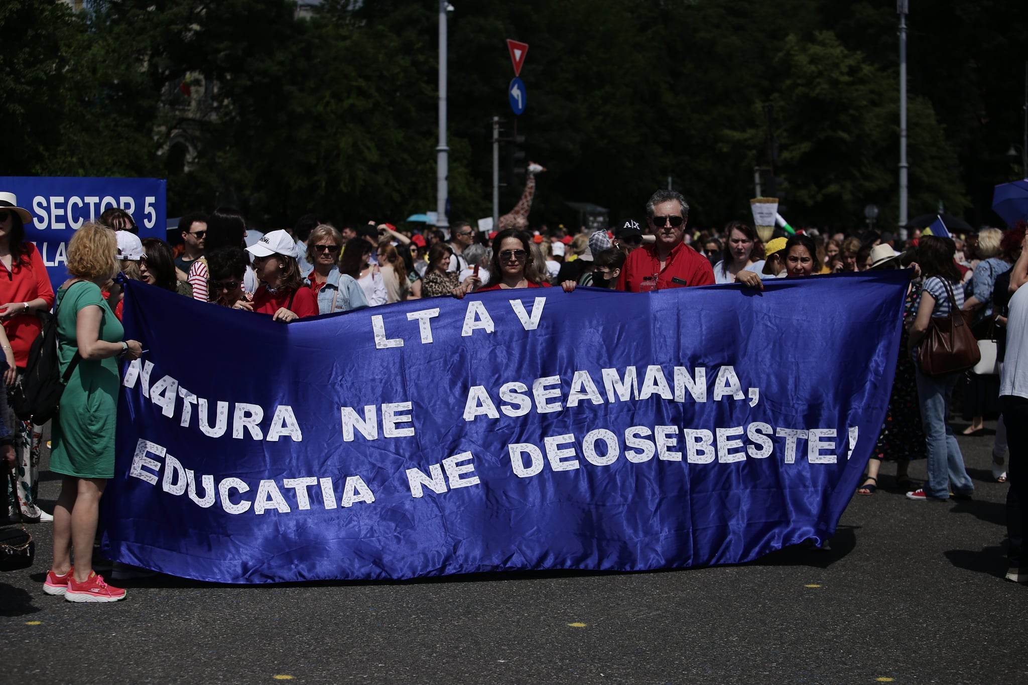 „Nu se poate România educată, cu salarii de altădată”. Mii de cadre didactice au protestat în stradă, în a patra zi de grevă