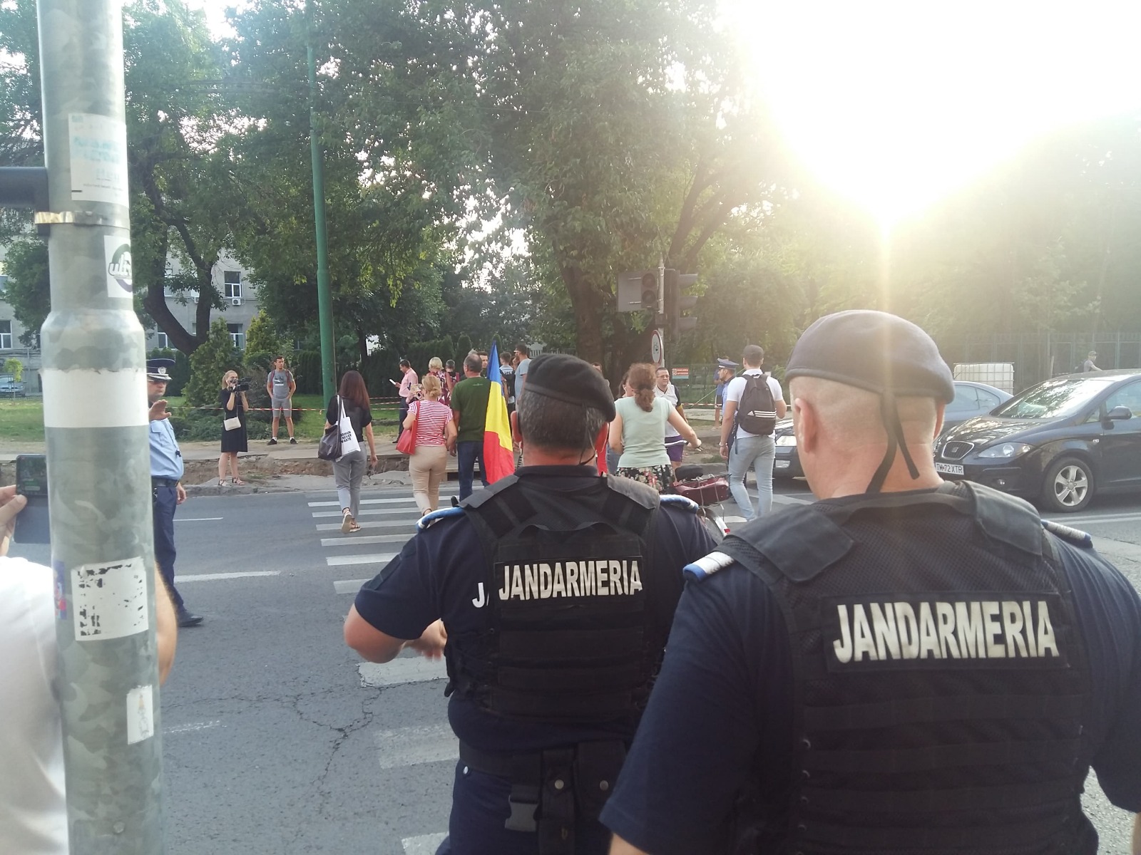 Protest eșuat pe zebră, în centrul Timișoarei. S-a lăsat cu înjurături ca la ușa cortului/ FOTO