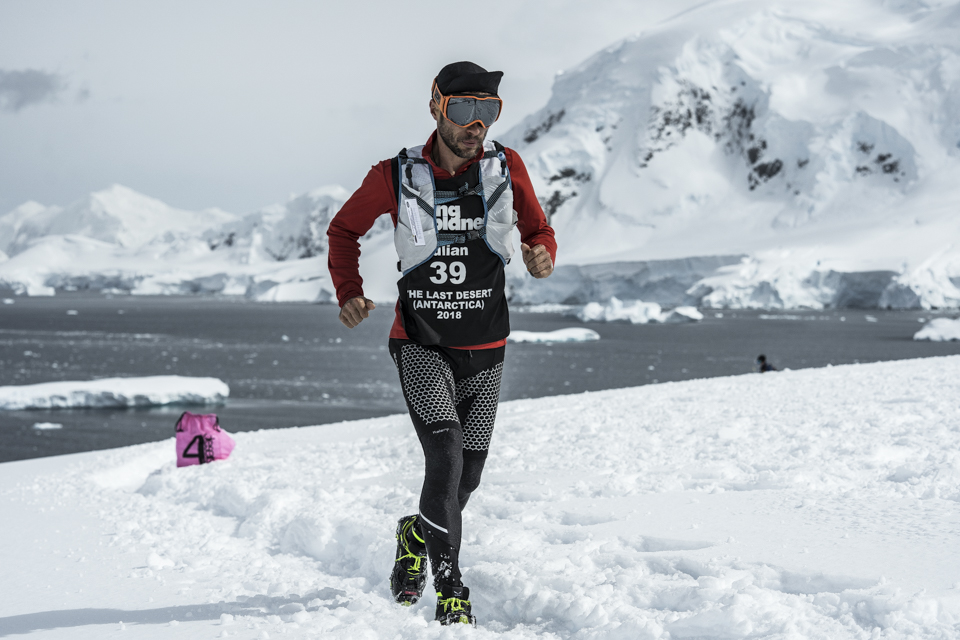 Pompierul Iulian Rotariu a alergat la minus 60 de grade Celsius, în Antarctica, tărâmul înghețat al balenelor, pinguinilor și leilor de mare - FOTO