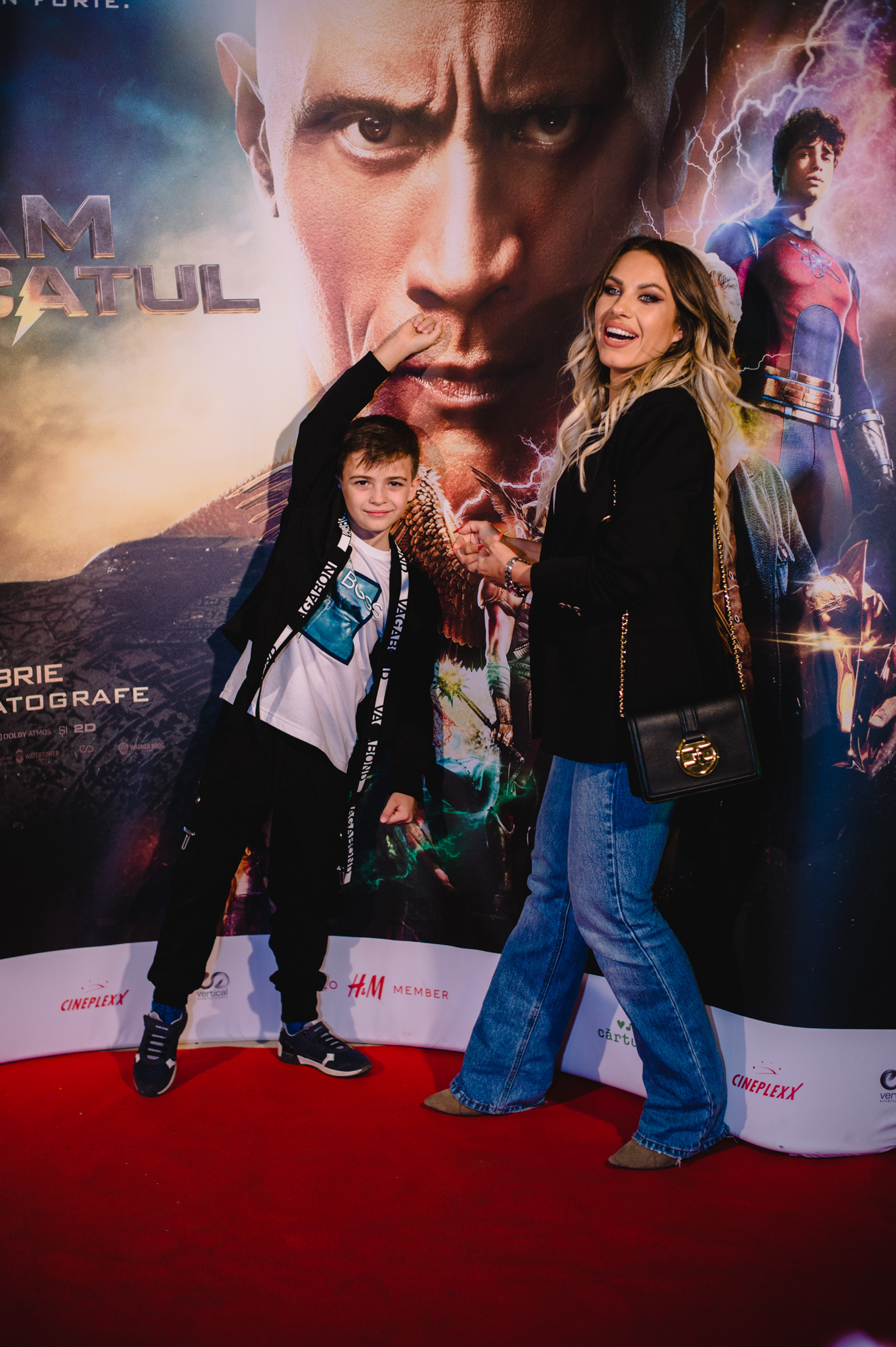 Cum arată acum băiețelul Amnei. David Cristian, care are 8 ani, și-a însoțit mama la film