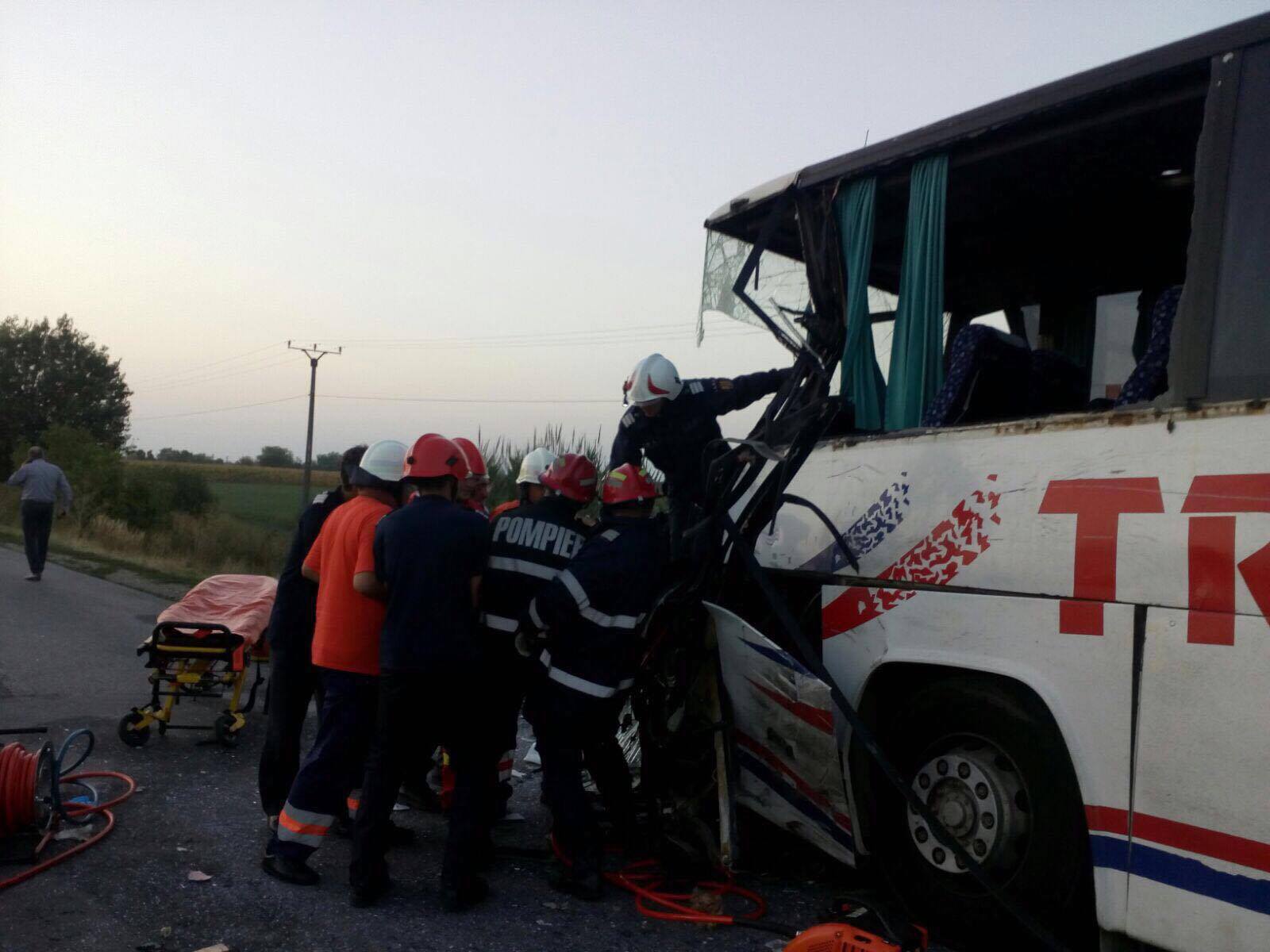 UPDATE: Doi morți și 10 răniți într-un accident în județul Arad. Cum s-a întâmplat nenorocirea
