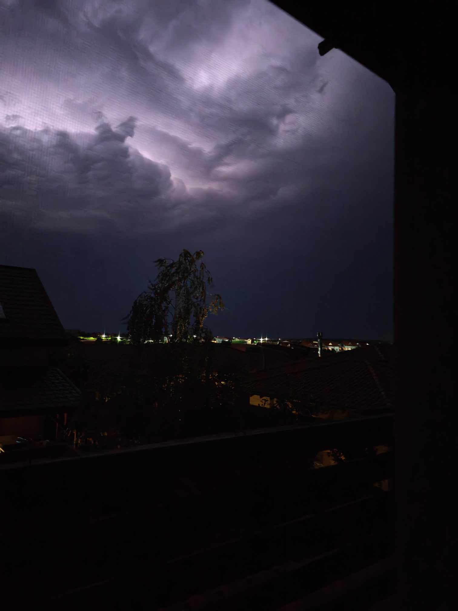 Cod roșu de furtună în București și în Ilfov: vijelie, grindină de mari dimensiuni, ploi torențiale. Curse aeriene deviate spre Bulgaria. A fost emis mesaj prin Ro-Alert