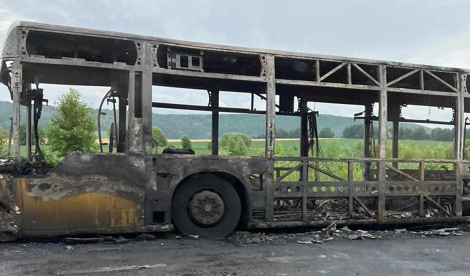 Un autobuz a ars ca o torță pe un drum din Neamț. Pasagerii s-au autoevacuat din mașina în flăcări