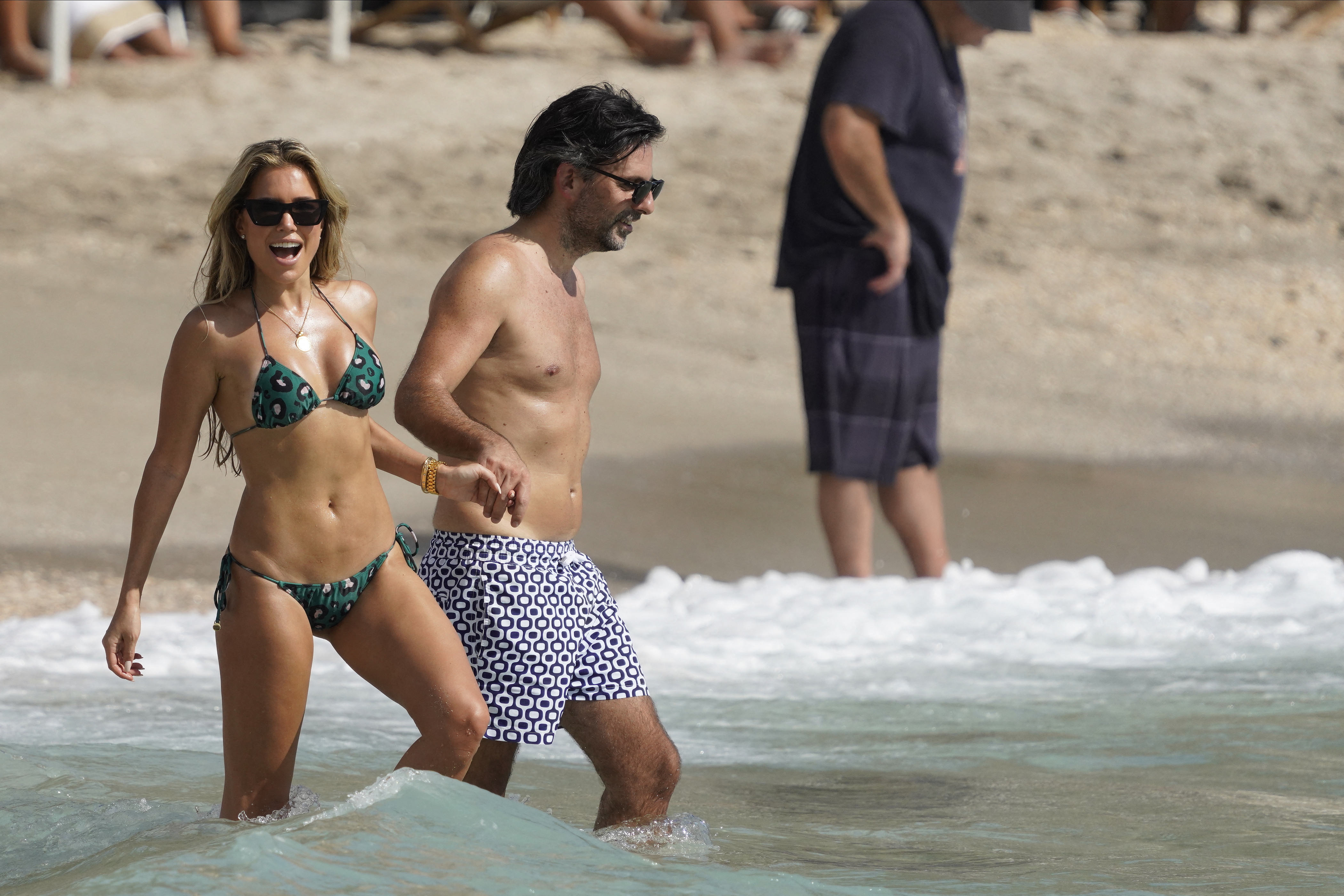 Fosta soție a fotbalistului olandez Rafael van der Vaart, incendiară în Caraibe. Sylvie Meis, în tandrețuri pe plajă cu artistul Niclas Castello