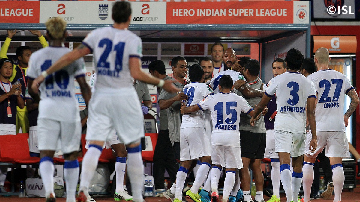 Mutu și-a început cu o pasă de gol aventura în India! Vrea să redevină titular la națională, dar a început ca rezervă partida Pune - Mumbay 3-1. ^Piteșteanul a intrat pe teren în minutul 61. Tricolorul a fluturat în tribune / FOTO