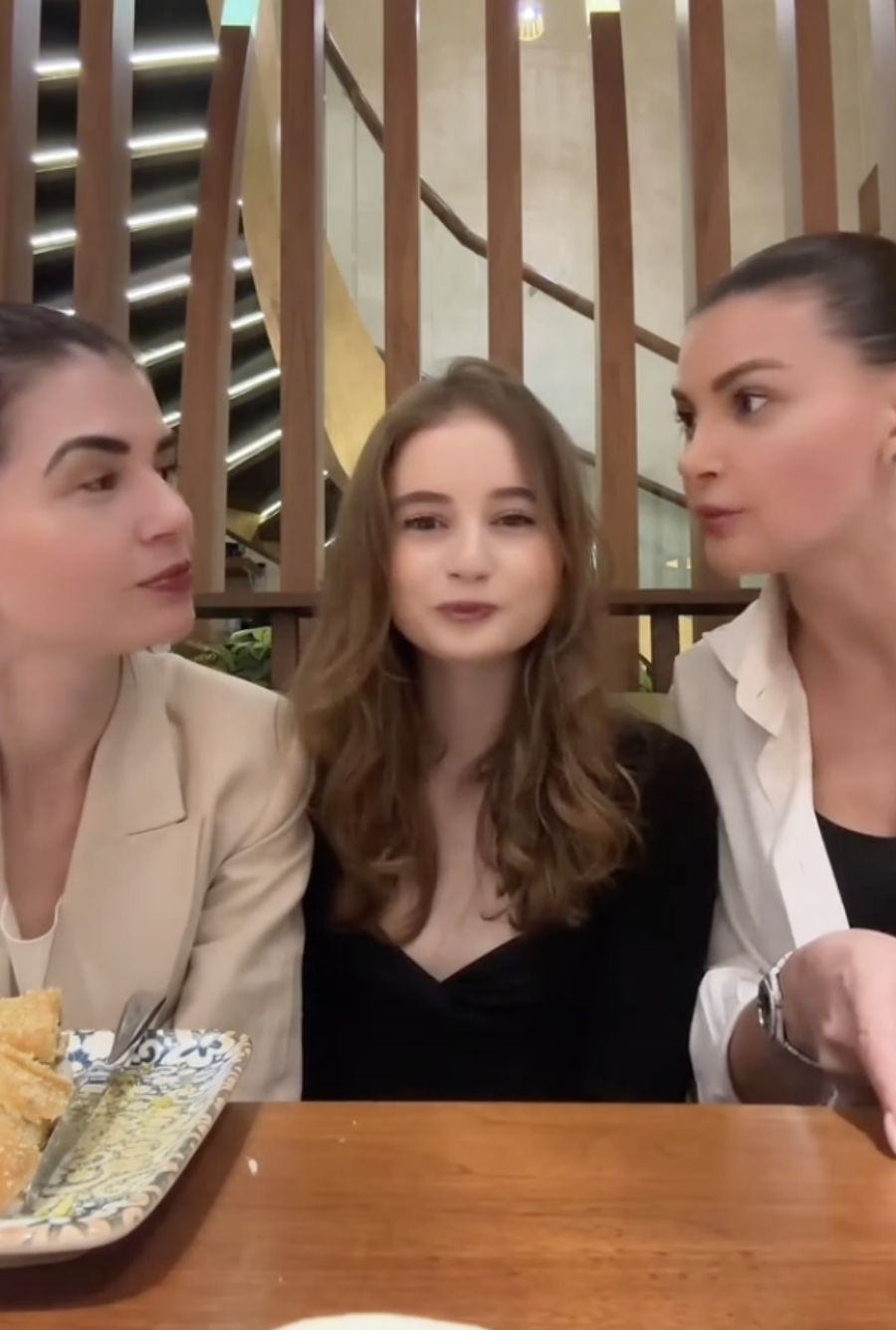 Cum a filmat-o Irina Columbeanu pe Monica Gabor. S-au întâlnit în Dubai, unde petrec timp cu Ramona