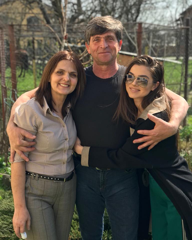 Cum și-a anunțat Theo Rose părinții că este însărcinată. Mama artistei a dat-o de gol: „A fost asumată din prima”