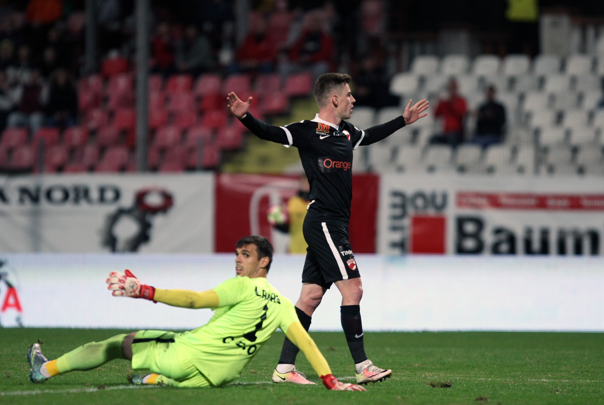 Liga 1, etapa 13. Dinamo - Pandurii 4-0. Autogol incredibil Lazar, ”dublă” Lazăr, plus Palici. ”Câinii”, în negru, în memoria lui Titi Frățilă. Fanii i-au cerut demisia lui Ando / VIDEO