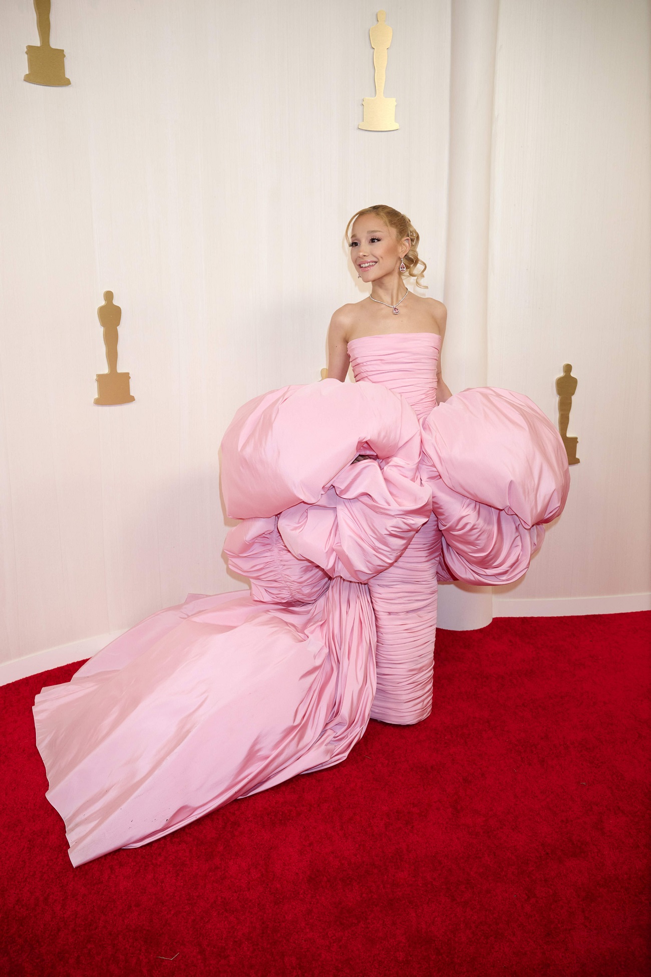 Ariana Grande, printre vedetele prost îmbrăcate de la Oscar 2024. Criticii de modă i-au comparat ținuta excentrică cu o „cuvertură”