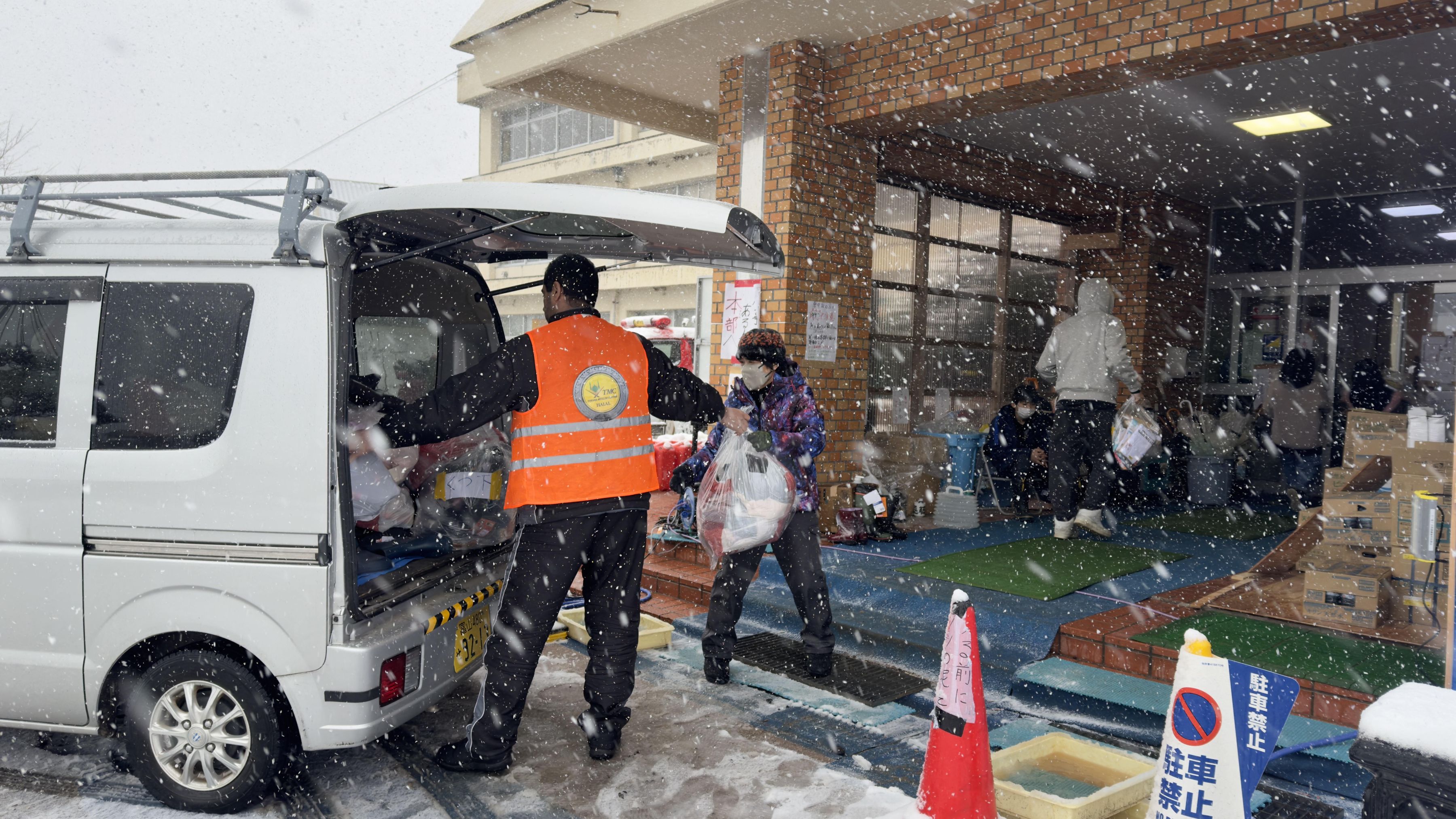 La o lună de la cutremurul devastator din Japonia, oamenii stau în frig și în condiții insalubre. Zeci de mii de locuințe, fără apă curentă