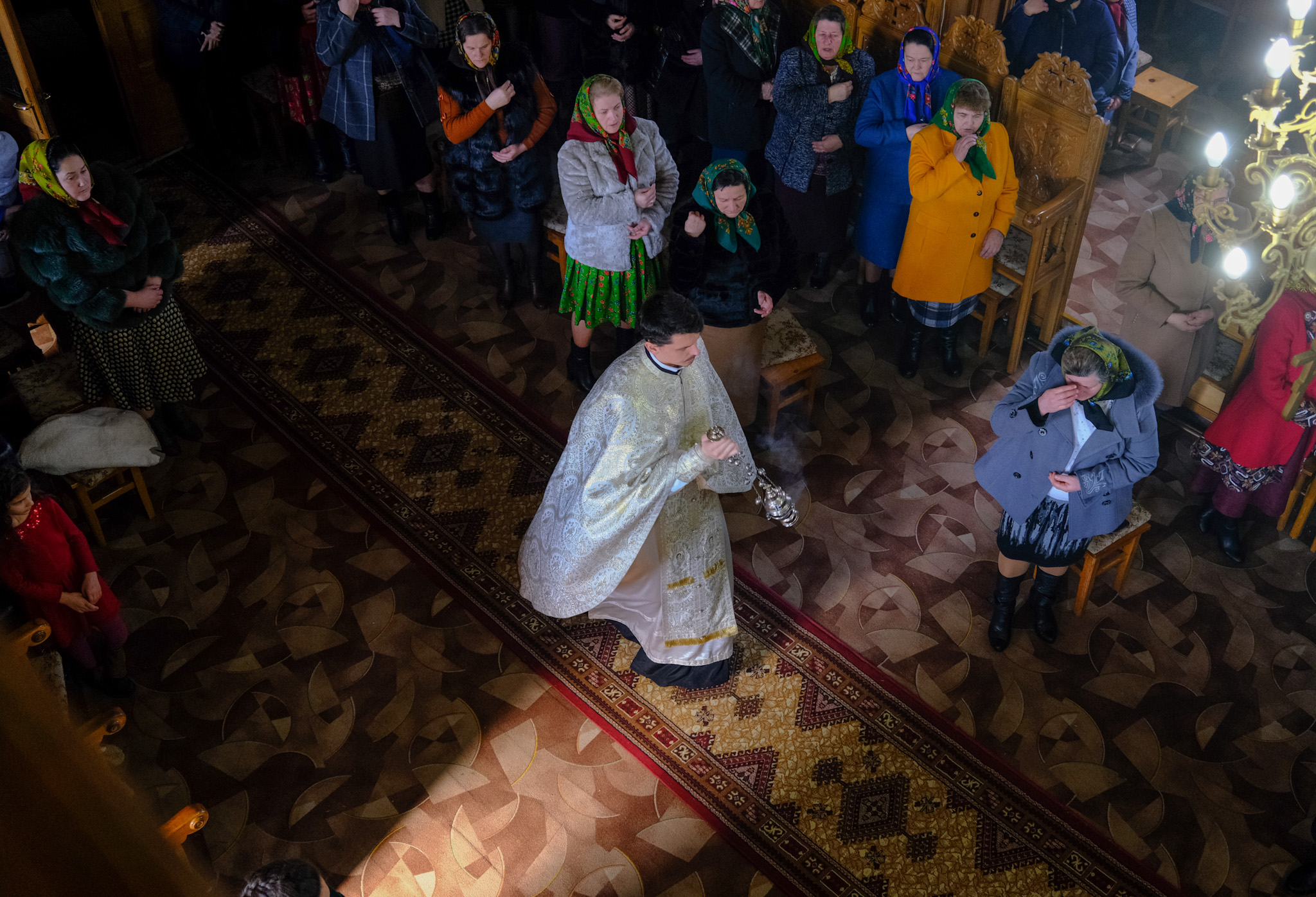 „Bunicii și tații noștri ne vorbeau despre război. Acum e rândul nostru să ne rugăm și să ne întoarcem către Dumnezeu”. Slujbă de duminică emoționantă în Maramureșul de graniță