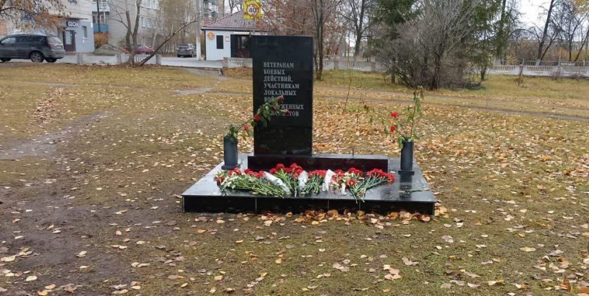 Pe un monument din Rusia dedicat soldaților ruși a fost pusă din greșeală imaginea unui soldat NATO