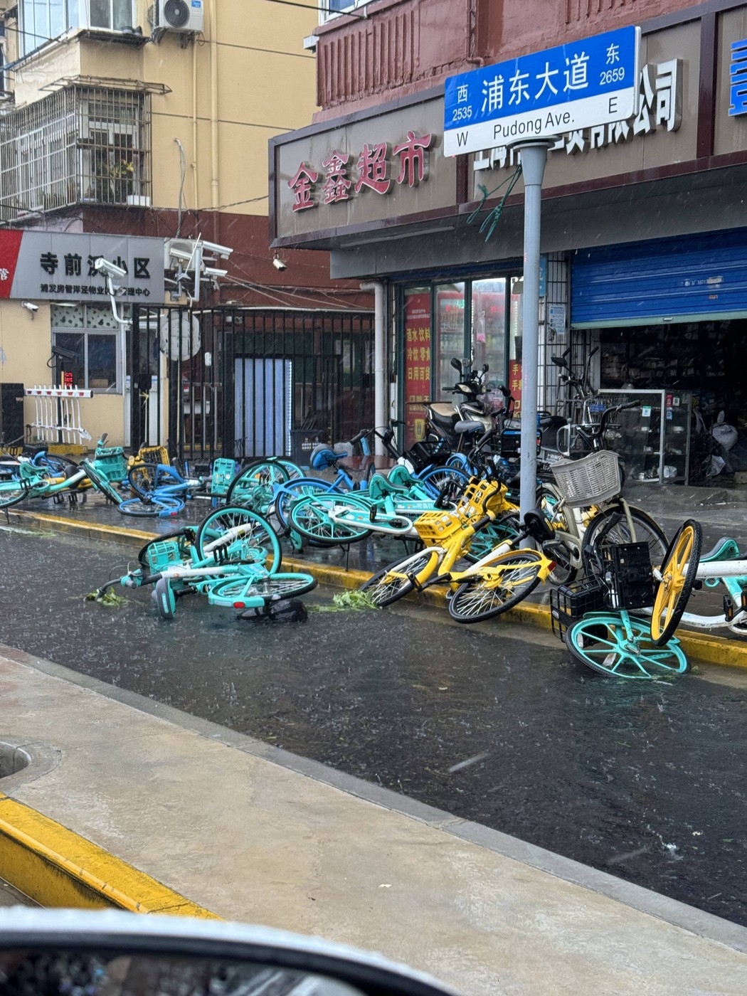 Oraşul Shanghai a fost lovit de cel mai puternic taifun care „atinge uscatul după anul 1949” VIDEO
