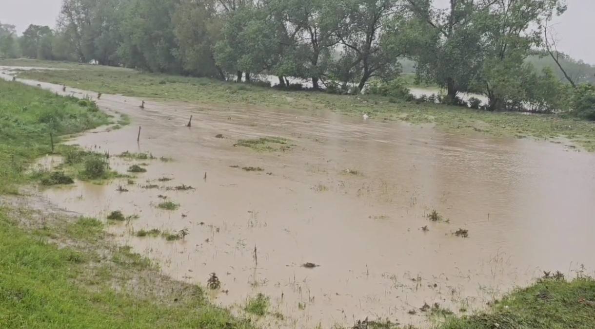 Cod roșu de inundații în județele Harghita, Braşov şi Covasna. Zeci de persoane evacuate preventiv