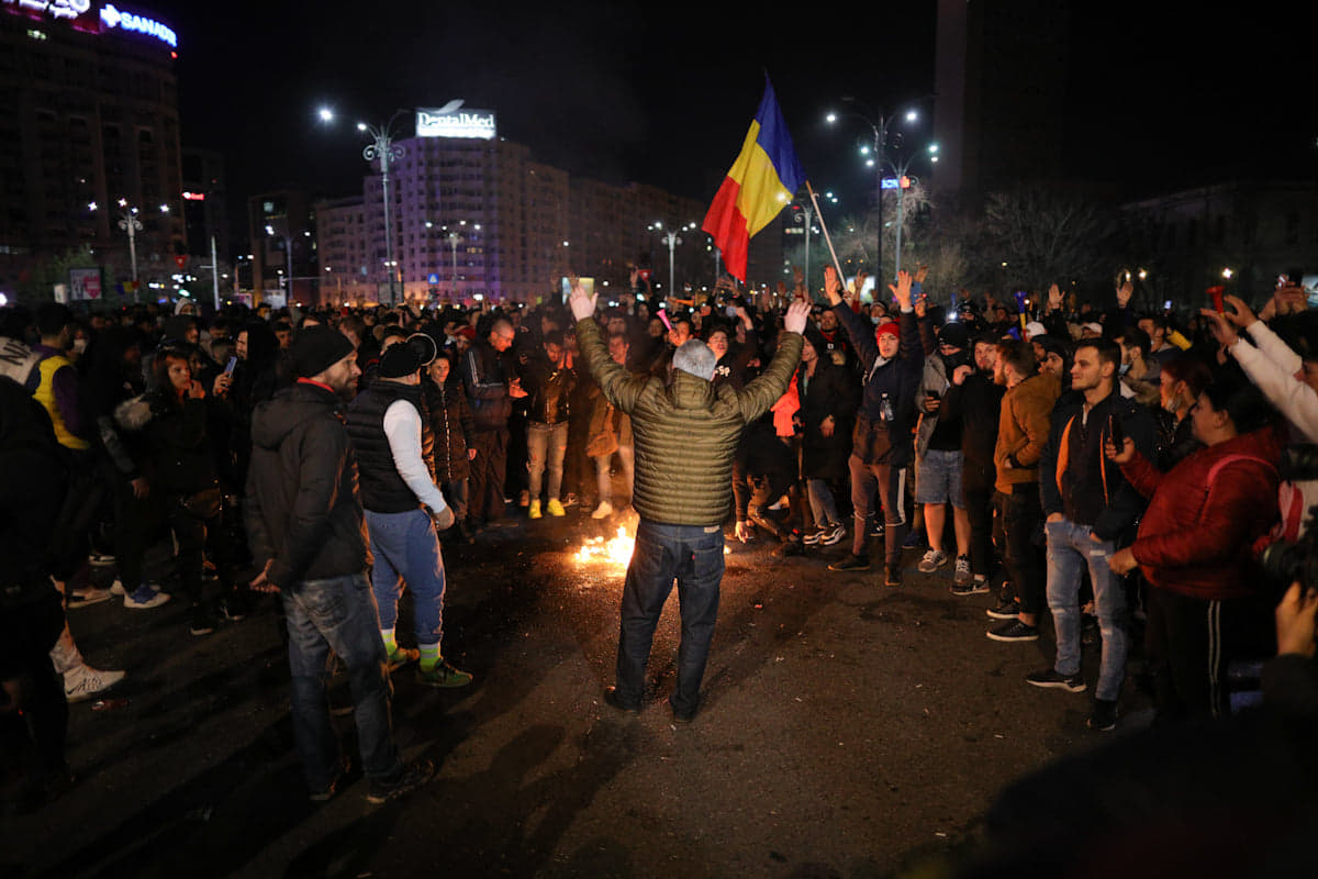 Protestul anti-restricții din Capitală, încheiat cu violențe și arestări. Manifestații și în alte orașe din țară