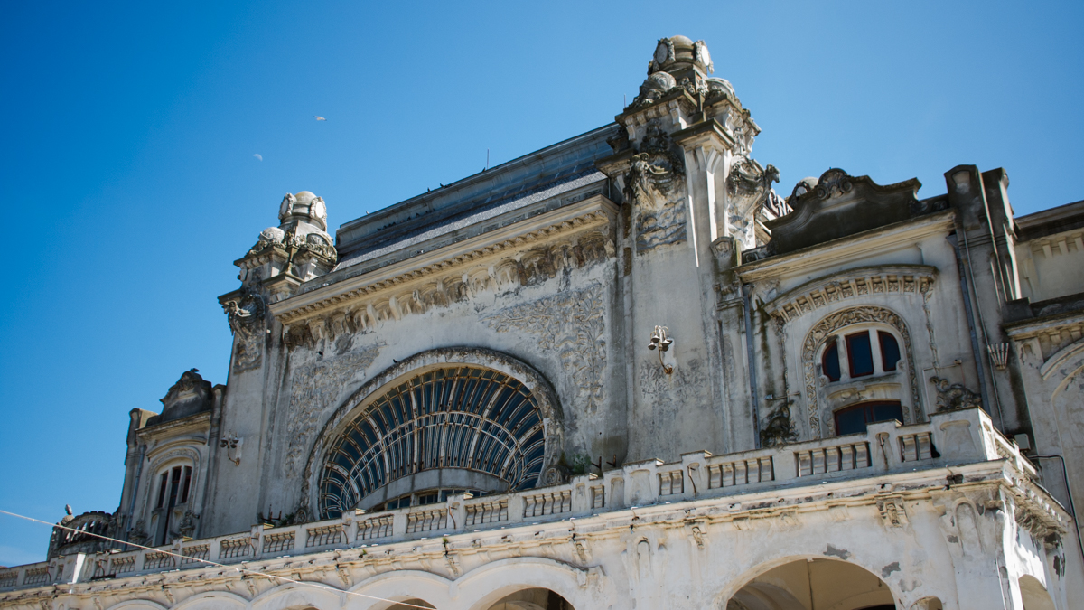REPORTAJ: Acces liber la parterul Cazinoului, de ziua Constanței. Mirosul de mucegai și umezeala i-a făcut pe mulți să își încheie rapid vizita