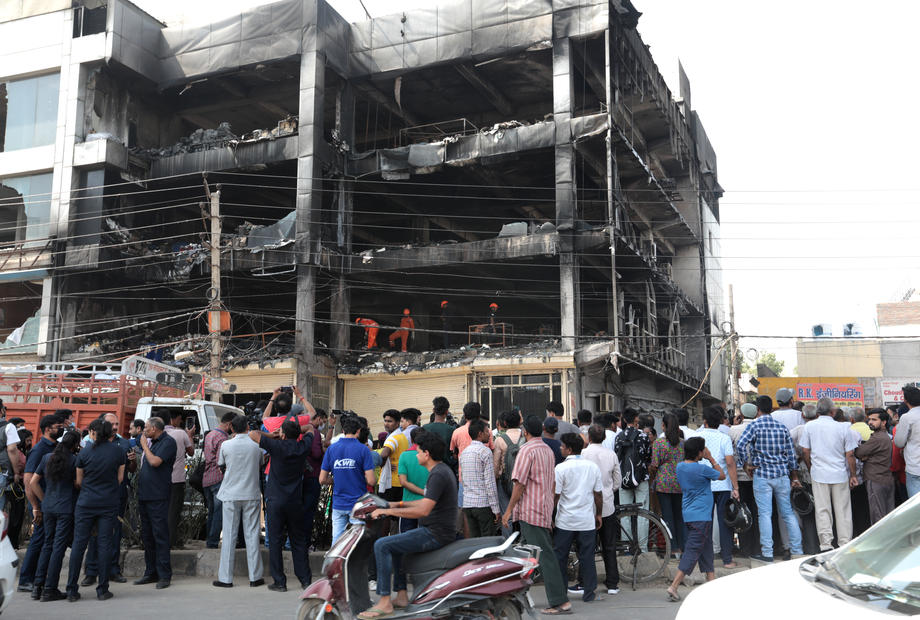 Clădire de birouri din Delhi, mistuită de incendiu. Sunt 27 de morți și zeci de dispăruți