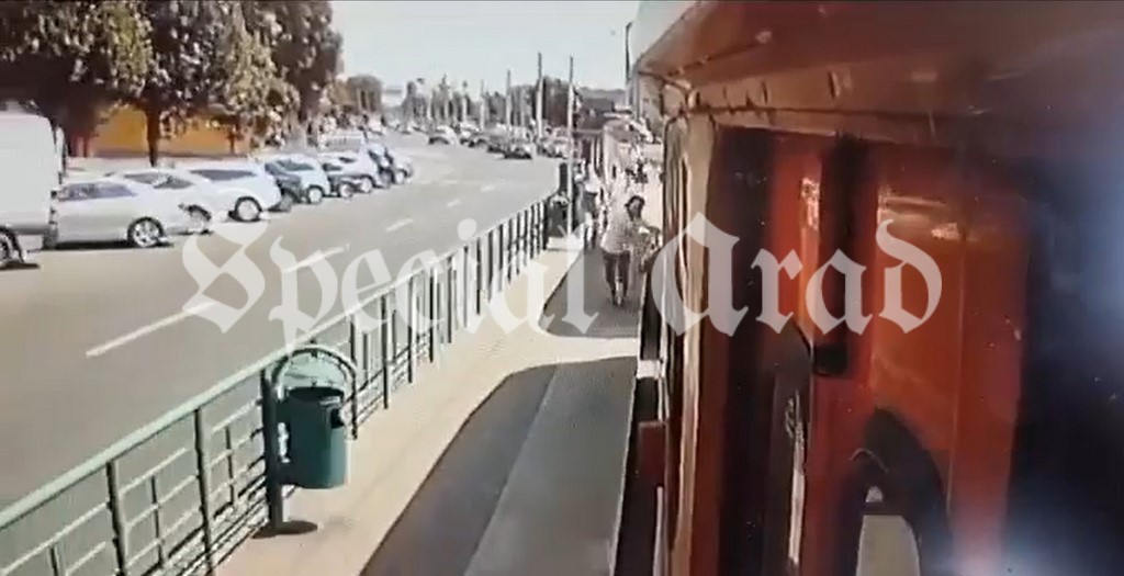 Momentul când o mamă e târâtă de tramvai, în Arad, după ce a urcat căruciorul fiicei sale de 12 ani, cu dizabilități, a fost filmat. Femeia a murit la spital