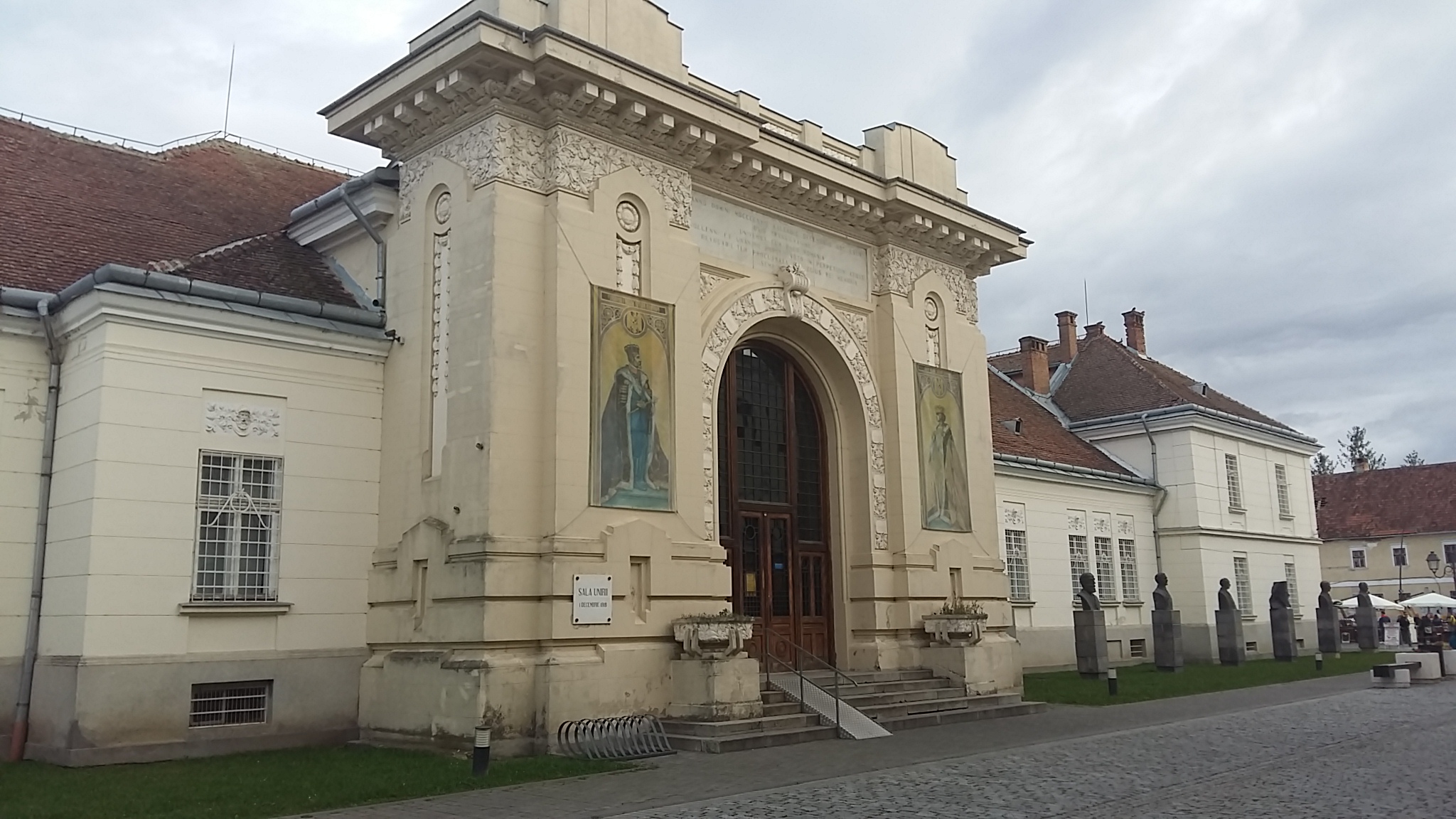 REPORTAJ: Istoria frumoasă, dar tristă a Sălii Unirii din Alba Iulia: de Centenar, închisă pentru restaurare