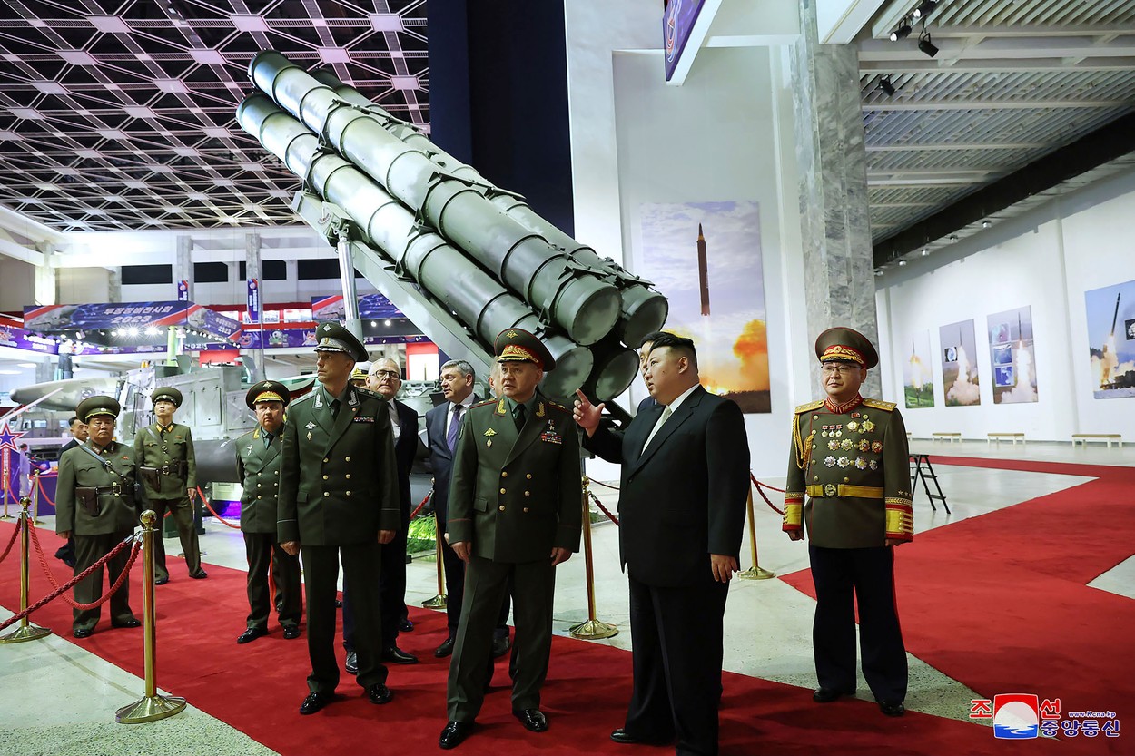Kim Jong-un l-a dus pe Șoigu la o expoziție de armament, unde i-a arătat rachetele balistice interzise