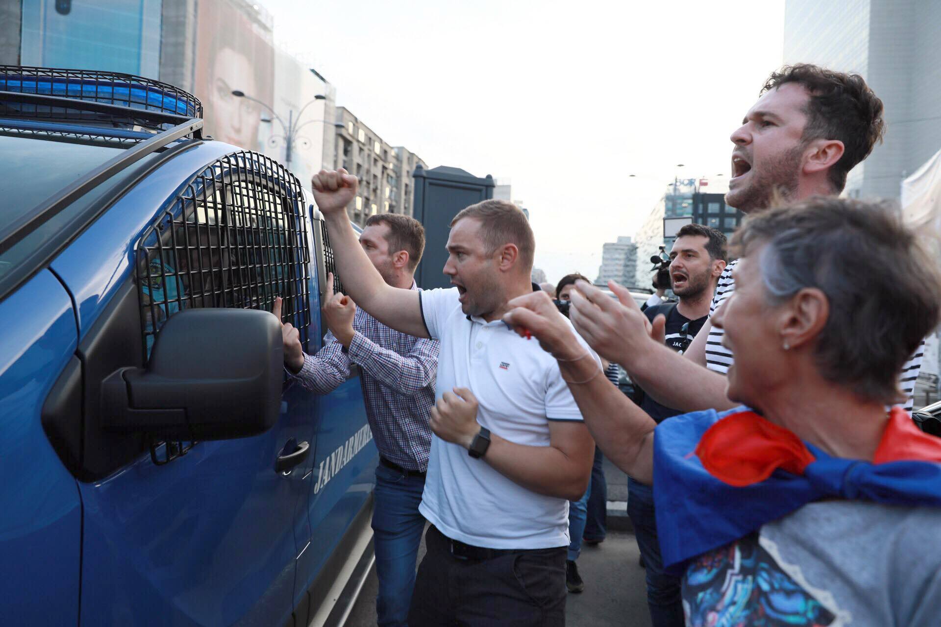 Manifestație în Piața Victoriei după alegerile europarlamentare. Sute de oameni sărbătoresc cu tort rezultatul votului / FOTO