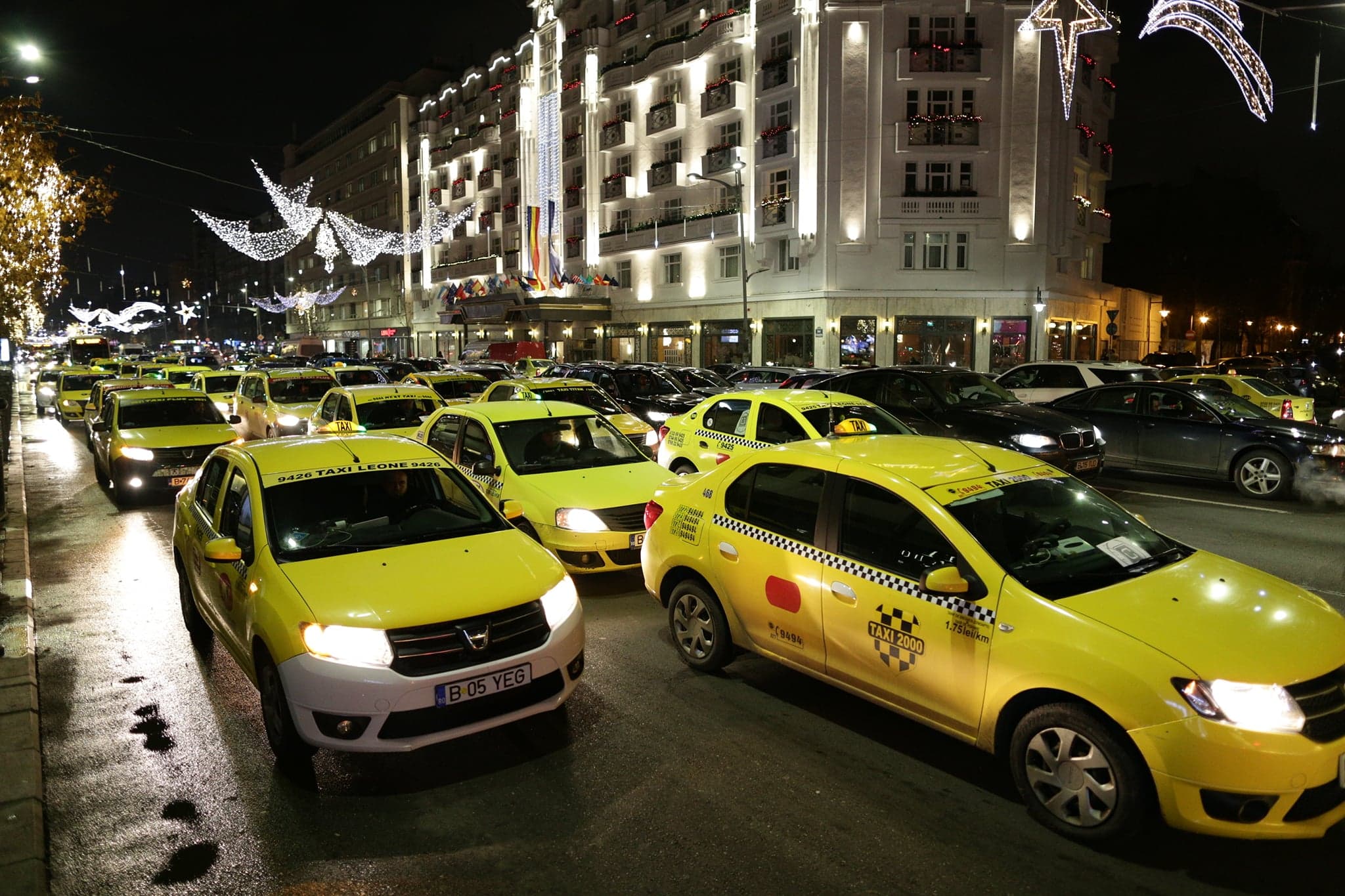 UPDATE: Protestul taximetriștilor din București față de Uber s-a încheiat. "Vom ieşi în fiecare seară, până se va face ceva" / FOTO&VIDEO