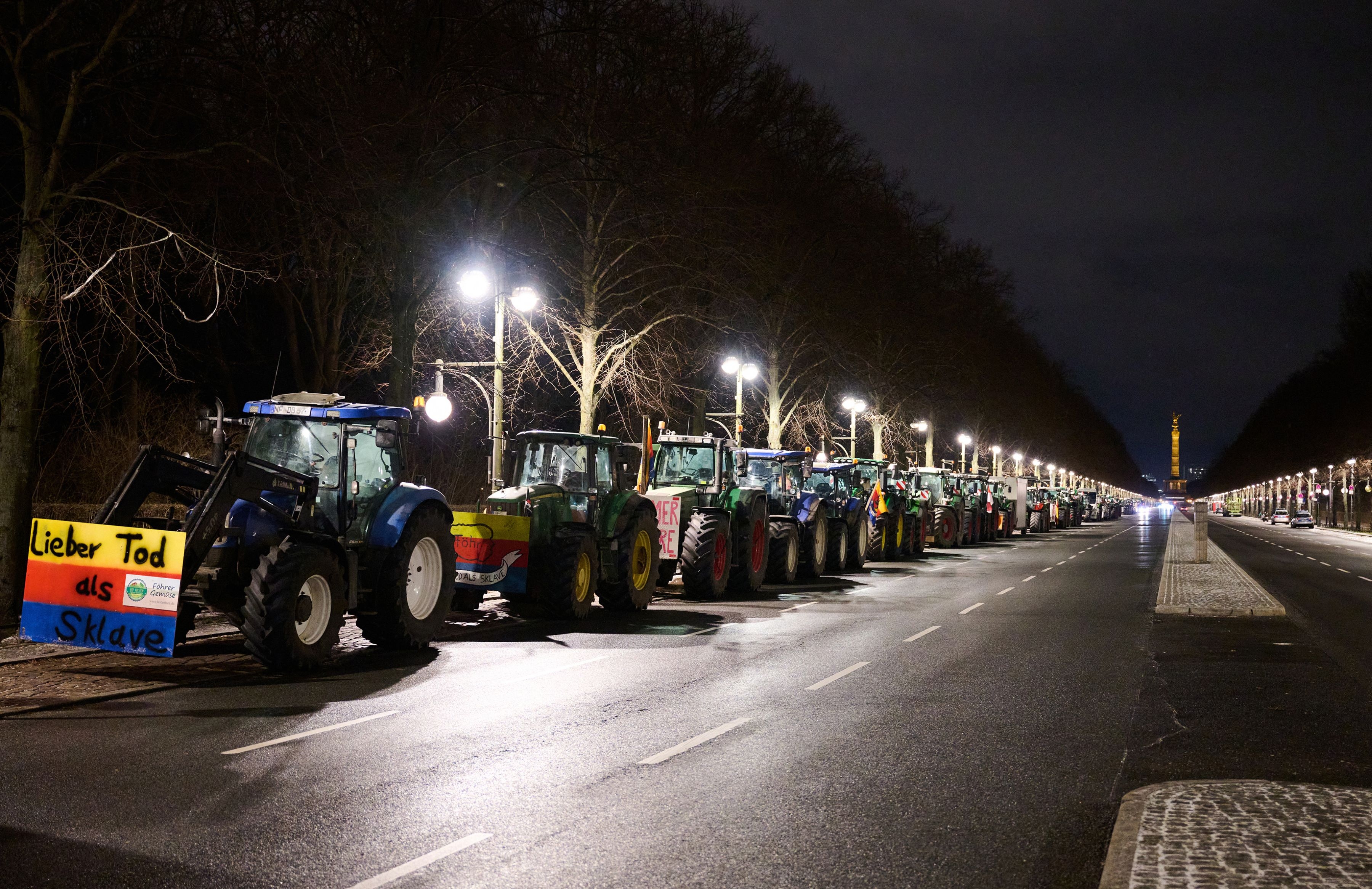 Autostrăzi blocate în toată Germania de „cea mai mare grevă postbelică” a fermierilor. Coloană de 20 de kilometri de tractoare, pe A63, lângă Mainz