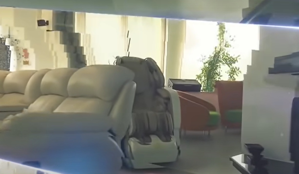 Imagini cu casa în care locuiește Mugur Mihăescu cu soția. Estimată la 800.000 de euro, vila are gazon pe acoperiș