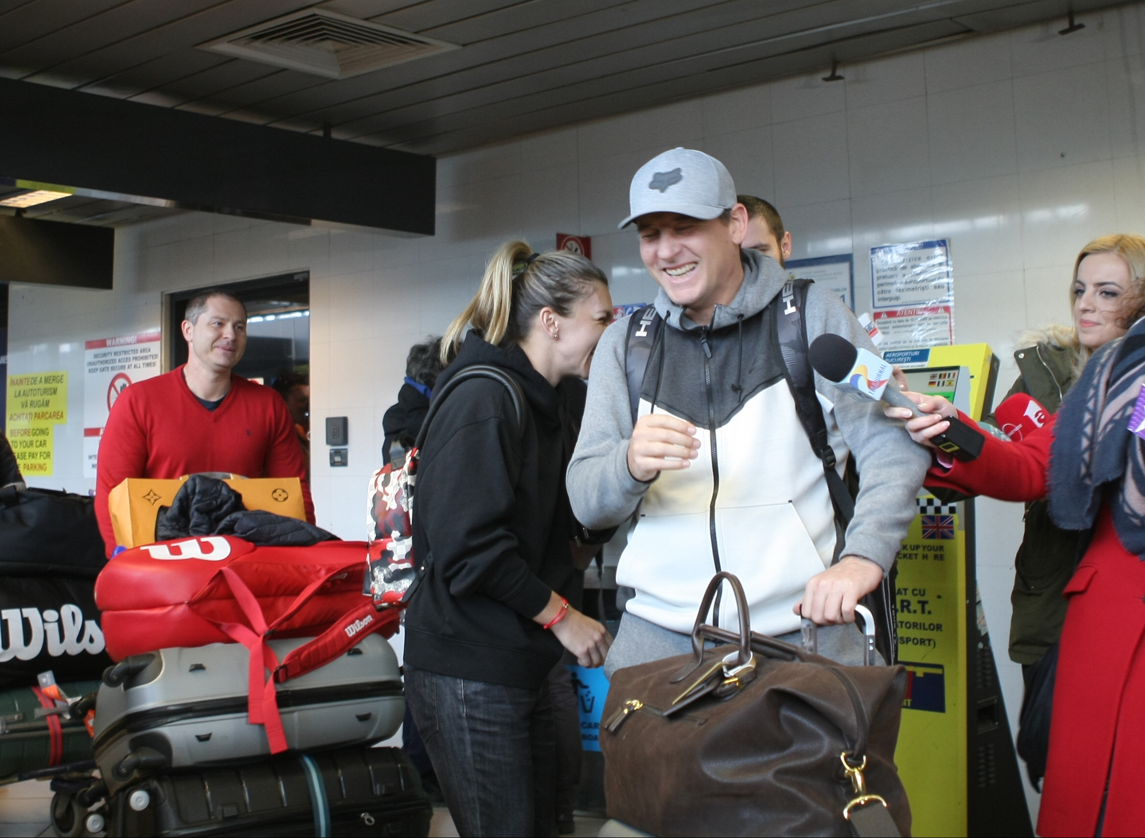 Simona Halep s-a întors acasă supărată și accidentată. A refuzat primirea la Salonul Oficial. Îmbulzeală la aeroport / GALERIE FOTO