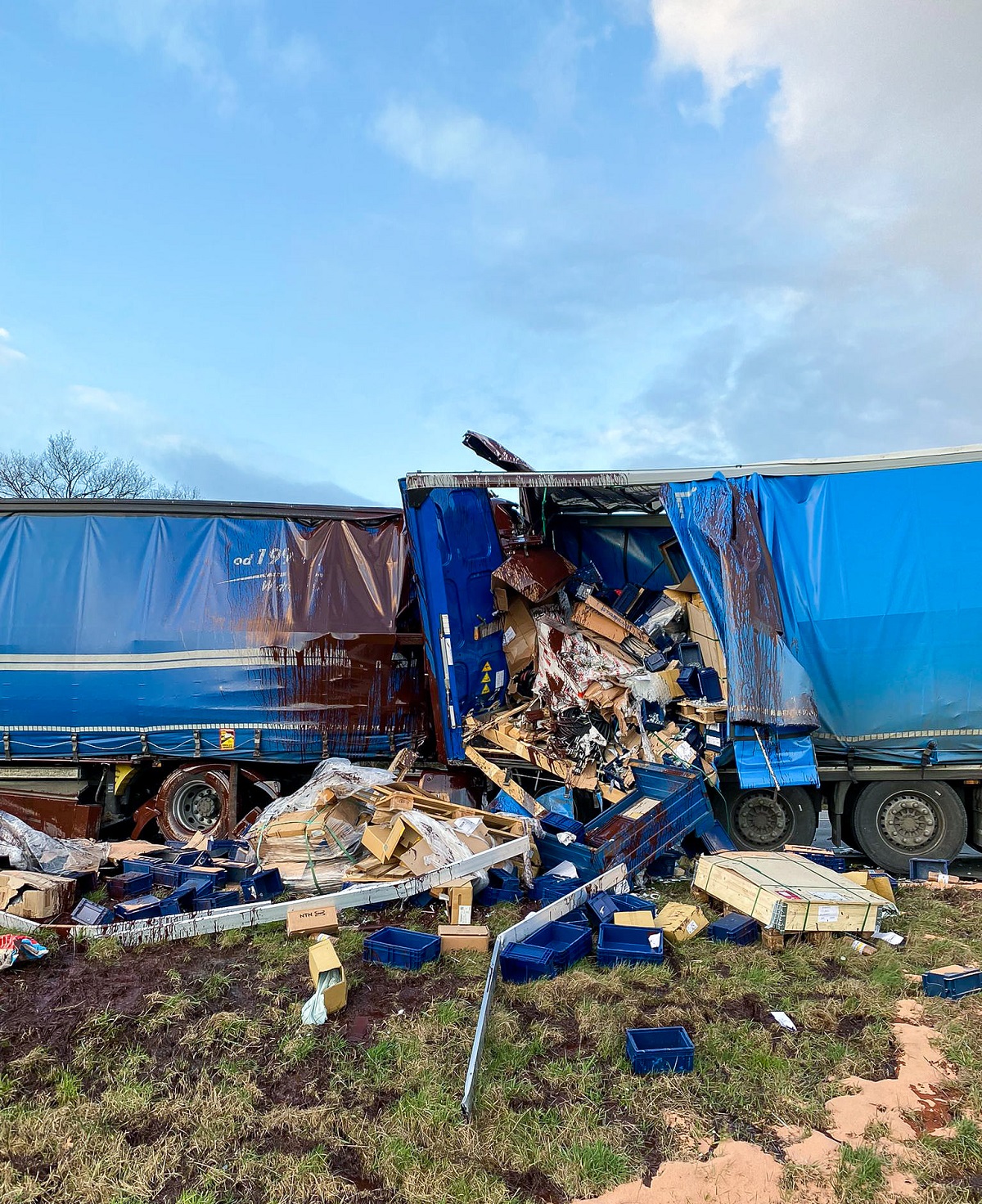 Vopseaua din camionul unui român a acoperit cabina TIR-ului care l-a lovit violent din spate, pe o autostradă din Germania