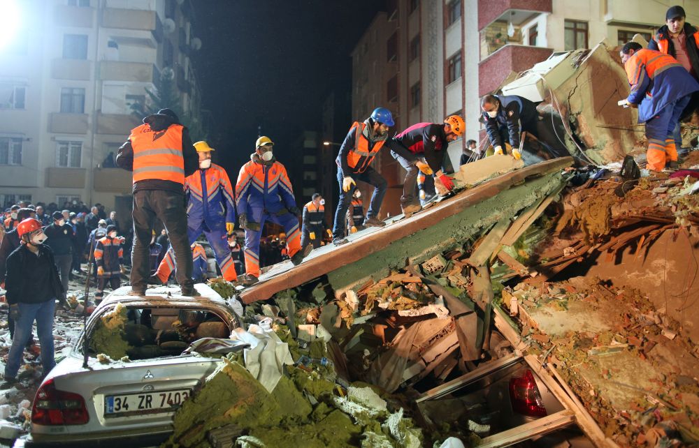 Coșmar după ce un bloc s-a prăbușit în Istanbul. Cel puțin 10 oameni au murit. Momentul tragediei a fost filmat / FOTO&VIDEO