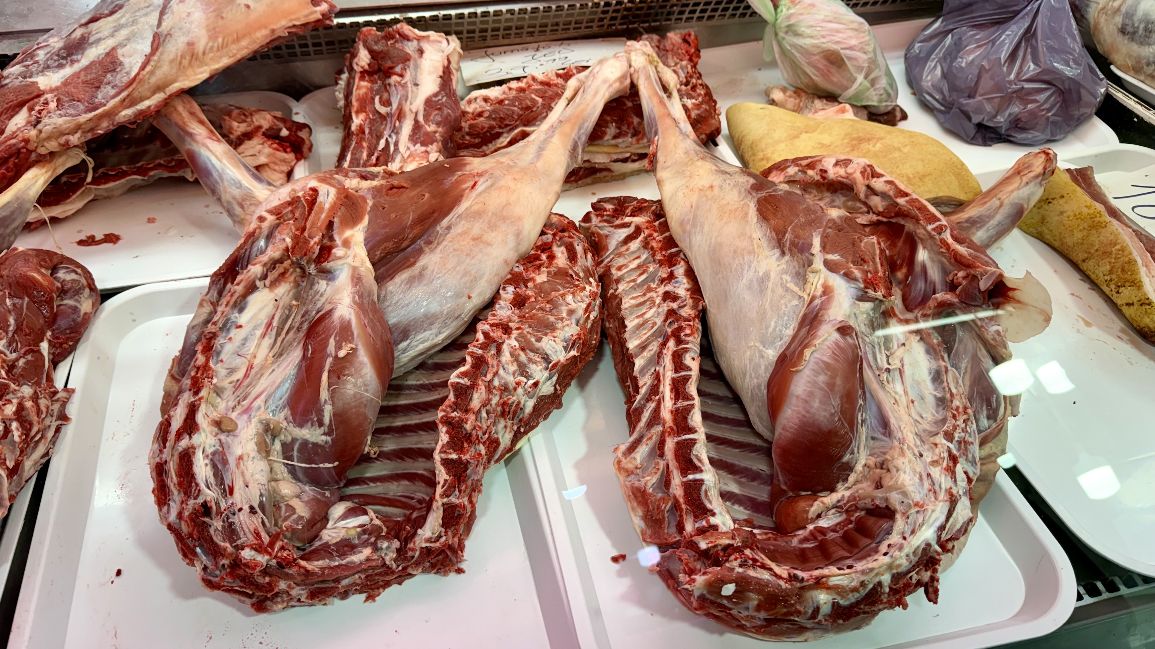 Preț miei Paște 2026. Cât costă kilogramul de carne de miel la București? „Am luat jumătate și am terminat bâlciul!”