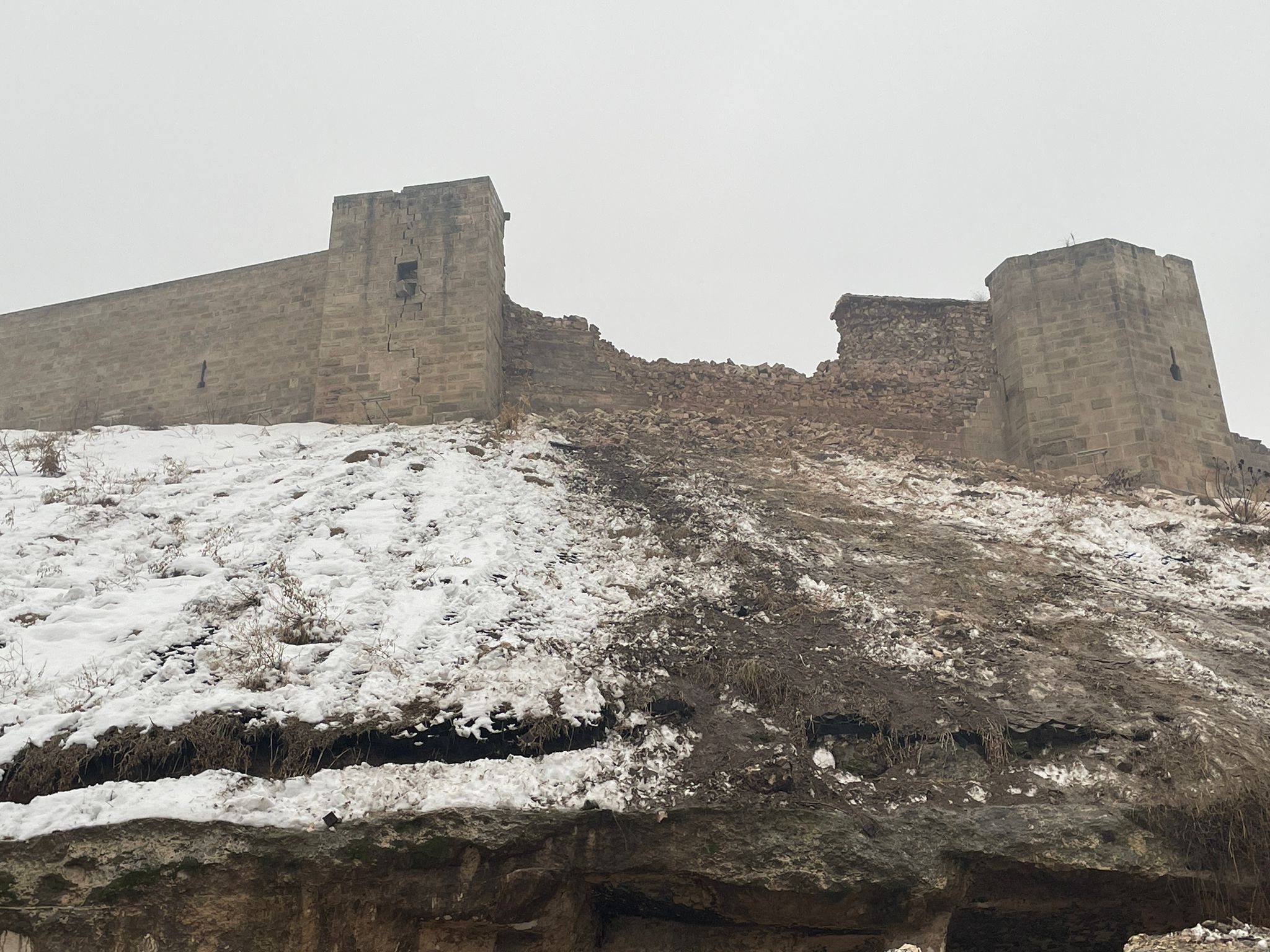 Castelul Gaziantep, construit acum peste 2.200 de ani, prăbușit în urma seismului din Turcia. FOTO