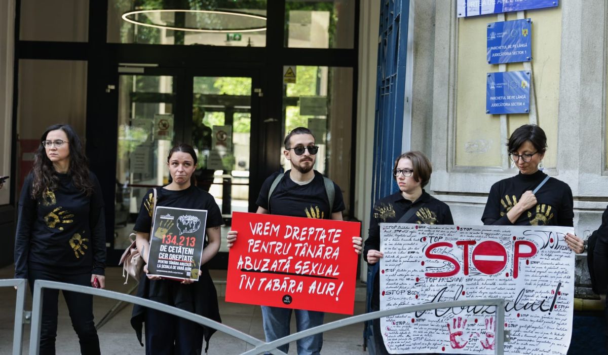 Protest în fața Parchetului București: zeci de oameni cer dreptate în cazul minorei violate la școala de vară AUR, acum mai bine de doi ani | VIDEO