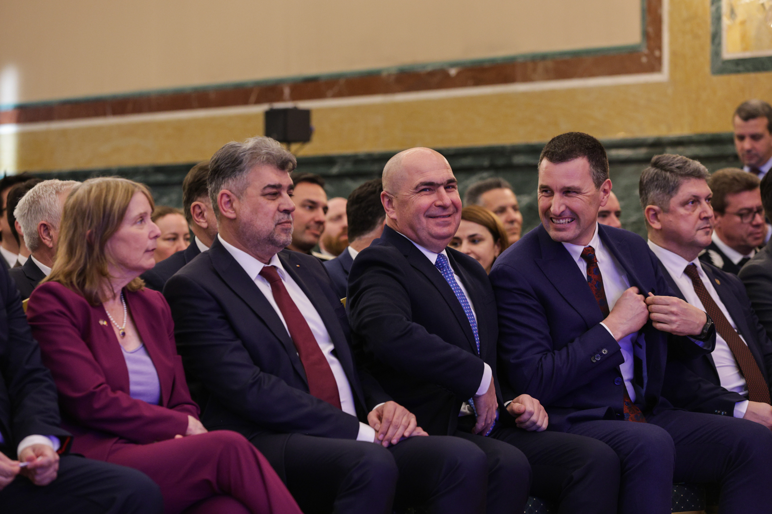 Românii pot călători în SUA fără vize din 31 martie. Decizia, oficializată de Marcel Ciolacu, ambasadoarea SUA și Hagi: „Un moment istoric”
