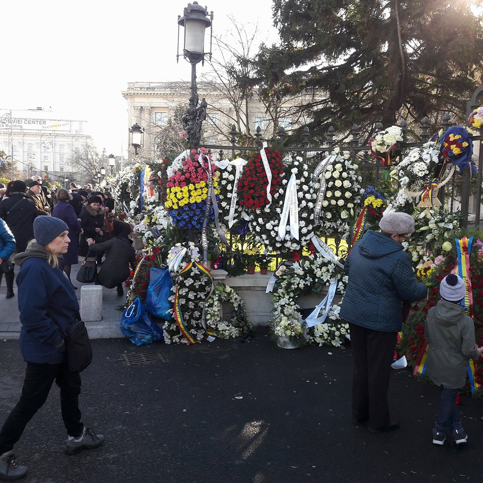 FOTO & VIDEO | Mii de oameni la Palatul Regal, în a doua zi de pelerinaj. ”Atât mai putem face pentru regele nostru. Lacrimi și flori”
