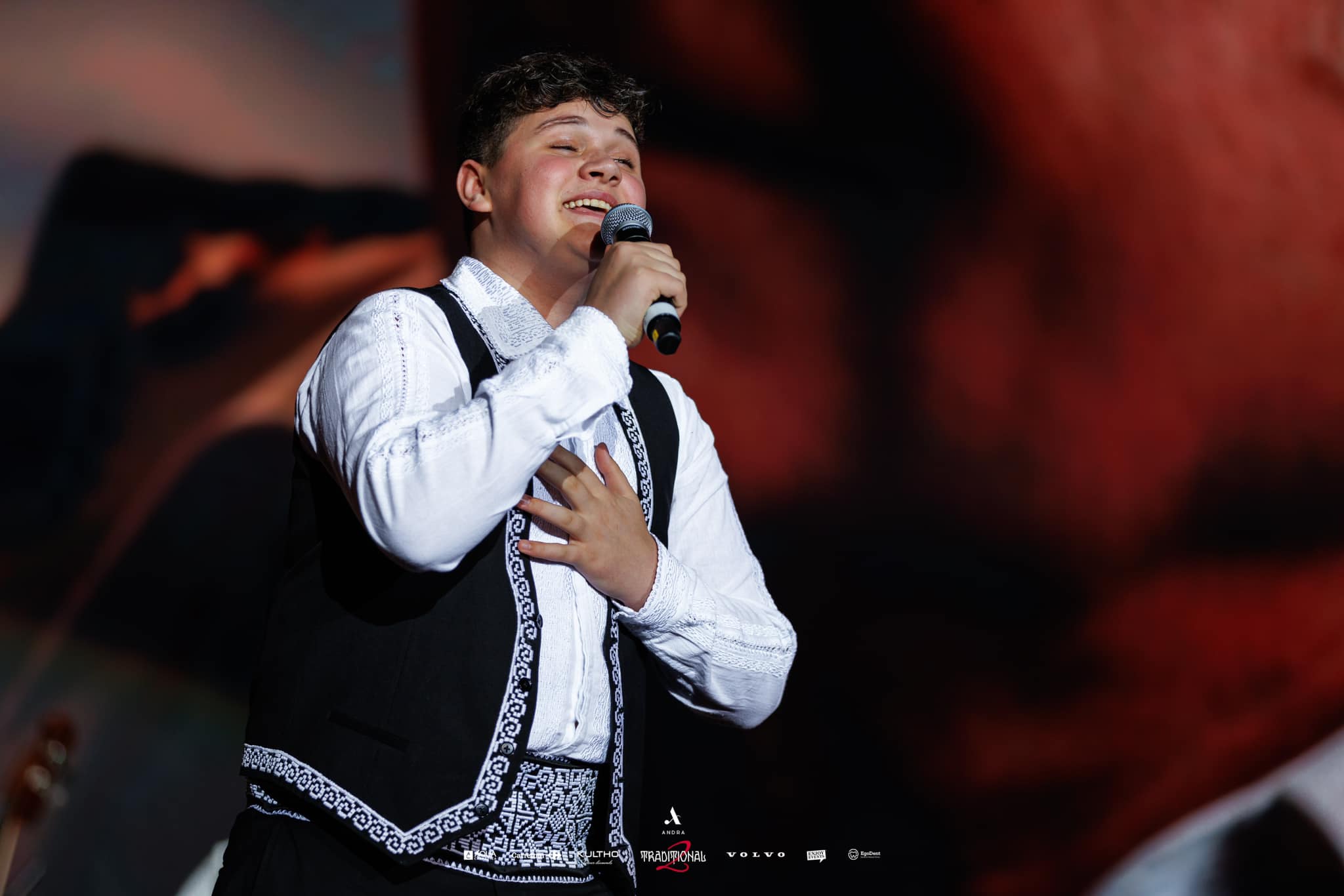 Cine e Oleg Spînu de la Vocea României 2024. Tânărul a cântat la concertele Andrei din România, dar și la cel din Londra