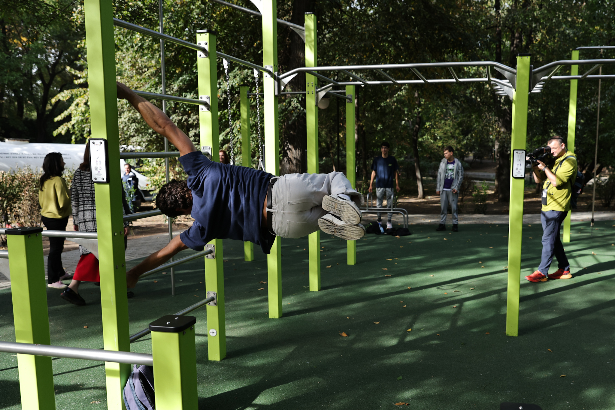 FOTO. Locurile de joacă pentru copii din Parcul Cișmigiu au fost modernizate. Noutatea: zonă specială pentru persoanele cu dizabilități