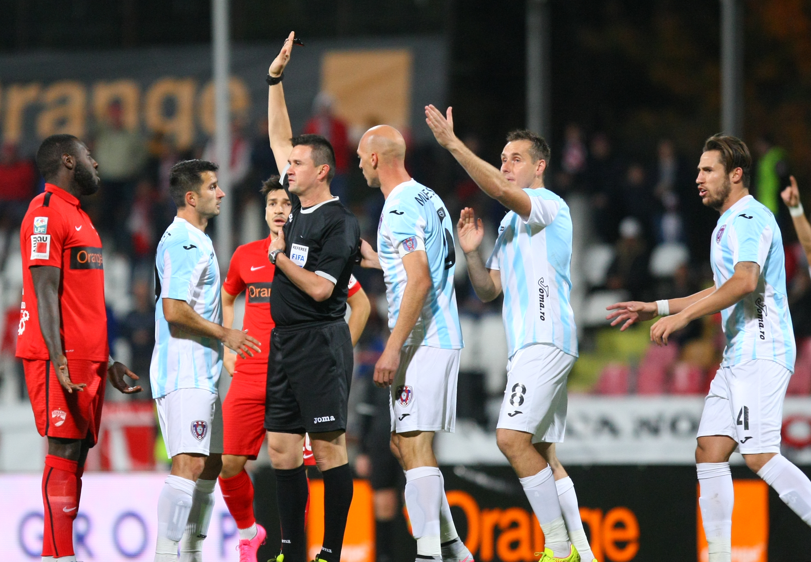 LIGA I LA FOTBAL, etapa a 14-a / Scandal după meciul Dinamo - ASA Tîrgu Mureș 2-1. ^Ardelenii protestează oficial printr-un comunicat în care reclamă un ”fault evident și lipsă de fair-play”! GALERIE FOTO