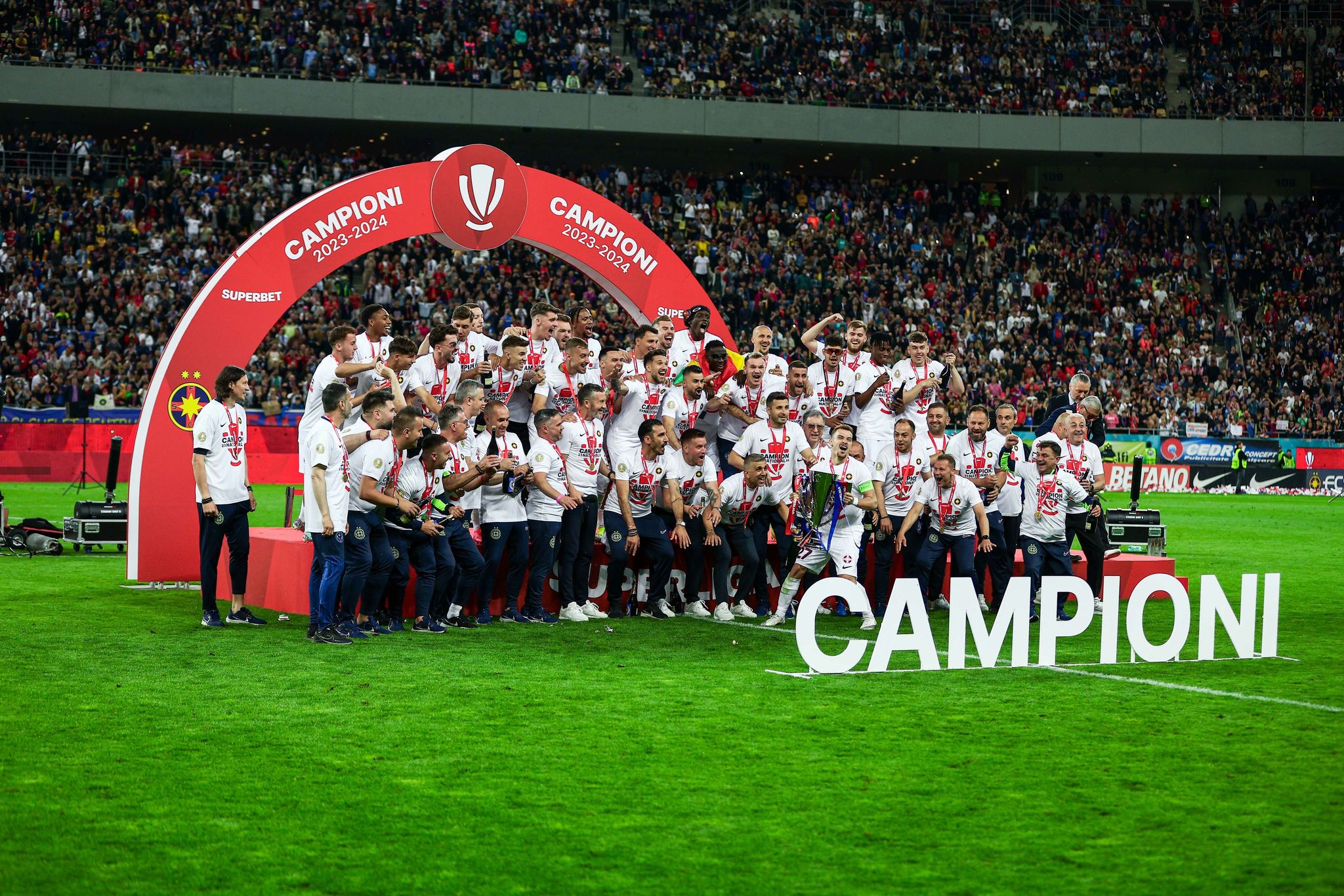 FCSB a primit trofeul de campioană a României în fața a peste 54.000 de spectatori, după ce a pierdut cu CFR Cluj