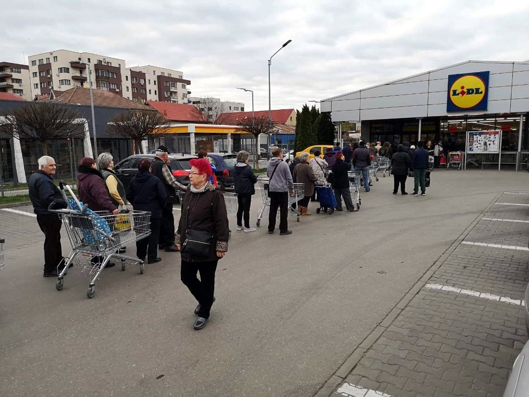 Măsuri severe luate de lanţurile de magazine în criza de coronavirus. Un hipermarket a pus gardieni la uşă