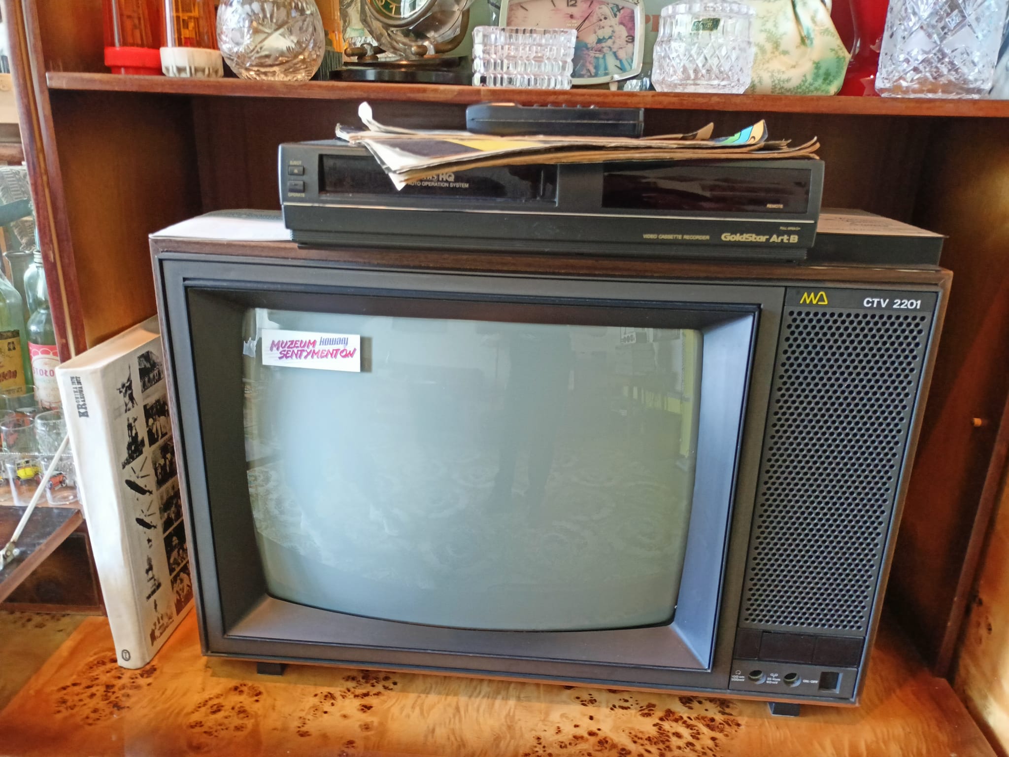Kolorowy telewizor i magnetowid VHS marki GoldStar Art B