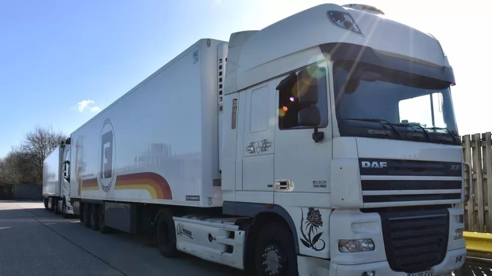 Șofer român de TIR prins cu aproape 50.000 de euro ascunși în cabină, lăsat fără camion și condamnat la 9 ani de închisoare, în Marea Britanie
