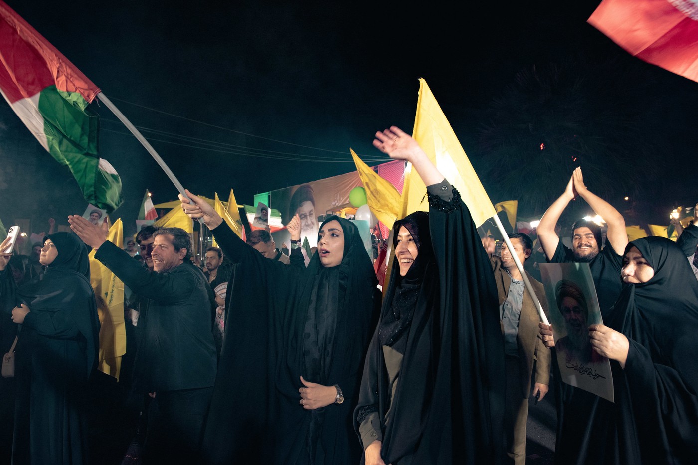 Imagini din Iran, unde mii de oameni au sărbătorit în stradă atacul cu rachete asupra Israelului | VIDEO