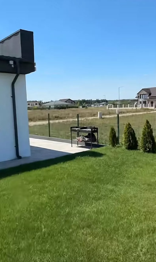 Imagini cu vila lui Marcel Andrei de la „Insula Iubirii”. Casa are trei dormitoare, dar și piscină și jacuzzi
