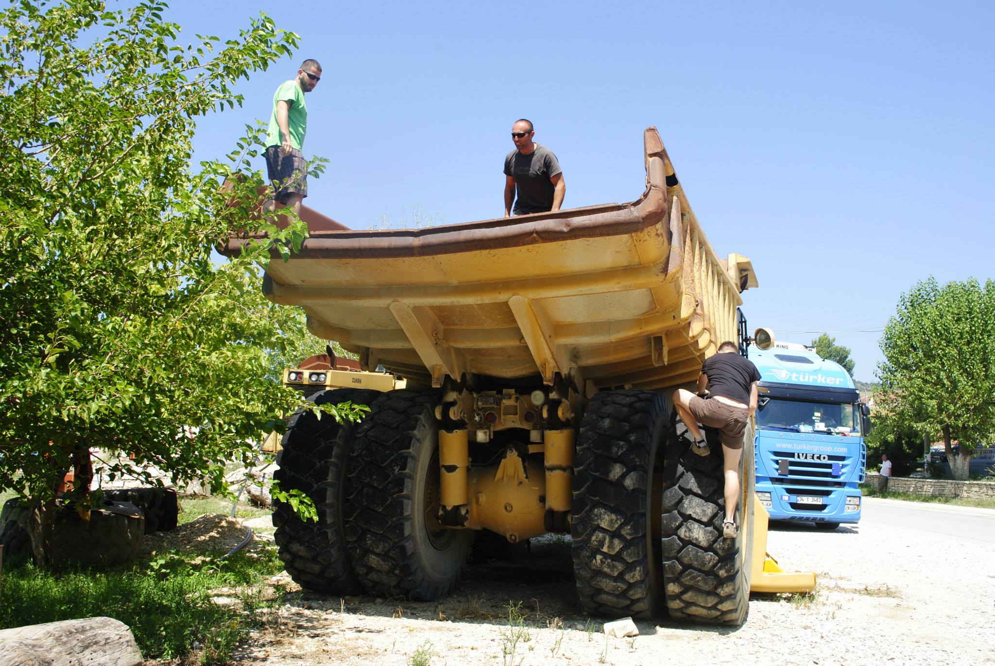GALERIE FOTO | «Am votat ca să pot urla»! Motivația fabuloasă a lui Bogdan Dovleac, românul care a parcurs duminică 690 de km, în Africa, până la urne